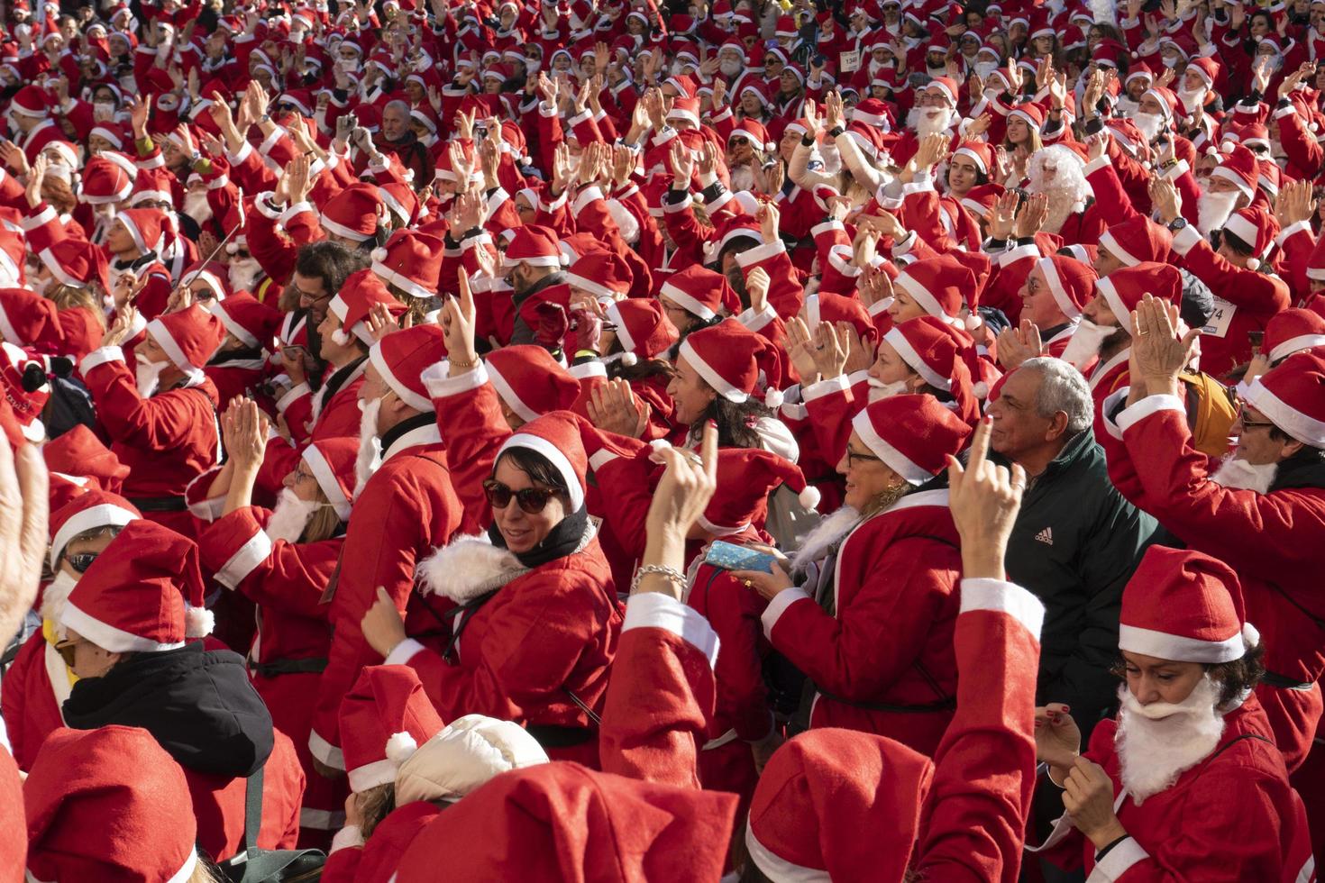 Gênes, Italie - 22 décembre 2019 - promenade traditionnelle du père noël photo