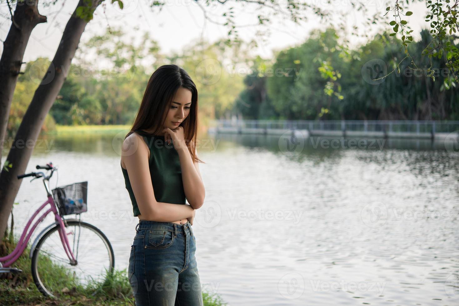 jeune jolie fille triste debout dans le parc photo