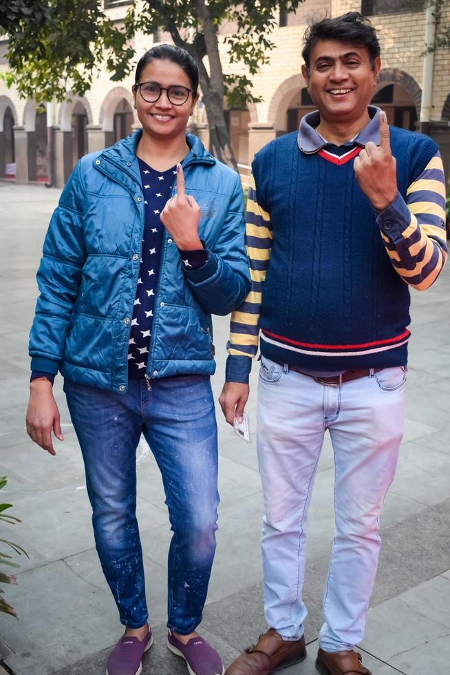 new delhi, inde - 04 décembre 2022 - des personnes non identifiées montrant leurs doigts marqués à l'encre après avoir voté devant le bureau de vote de la région de delhi est pour les élections locales mcd 2022 photo