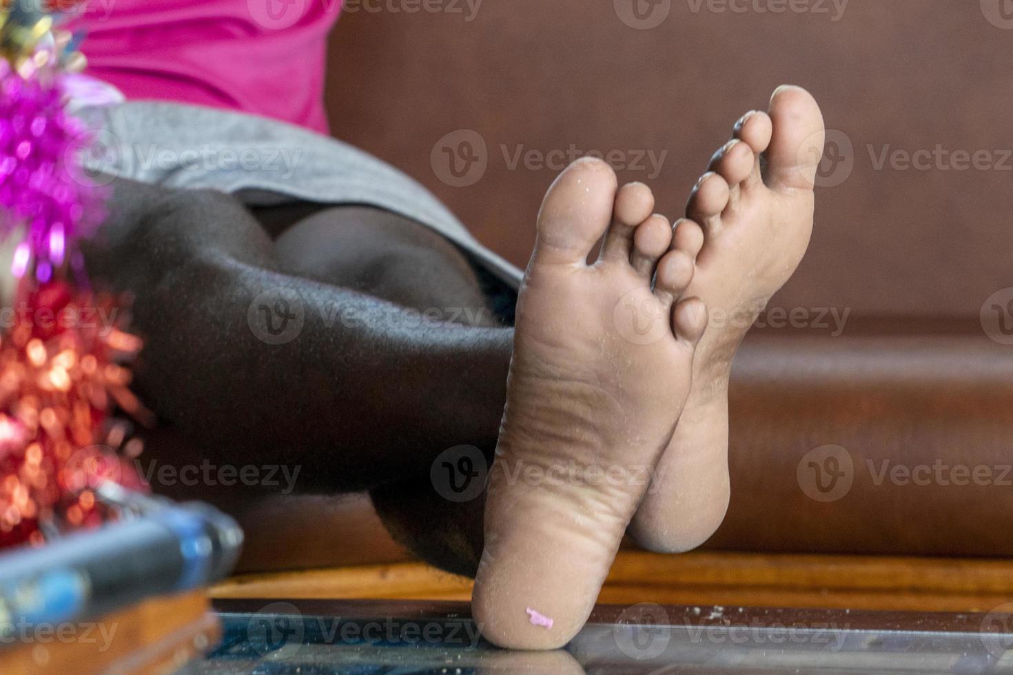 détail des pieds croisés de l'homme noir photo