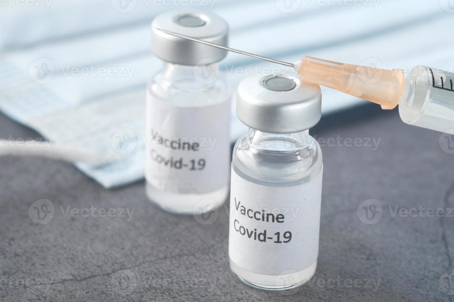 gros plan du vaccin contre le coronavirus et de la seringue photo