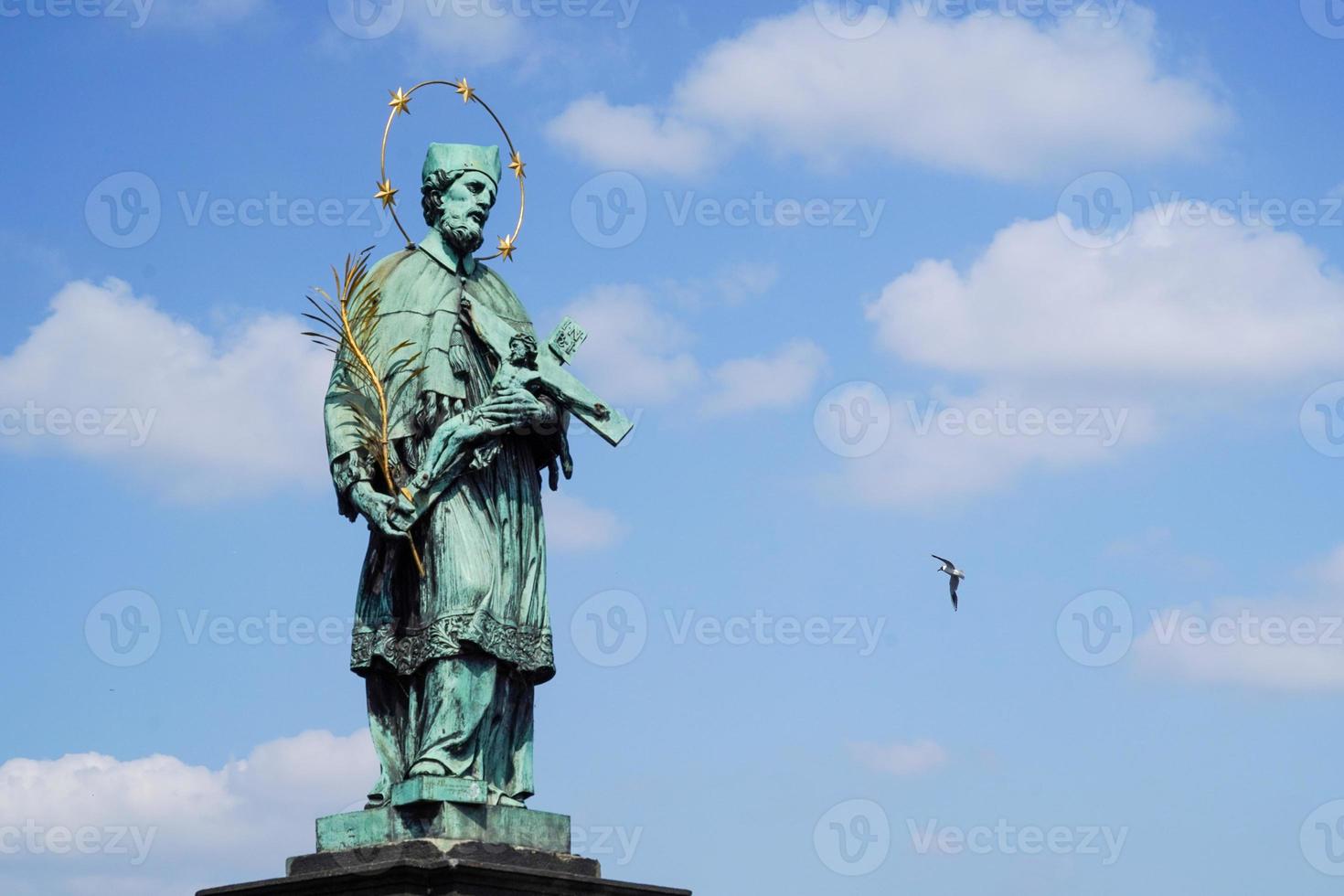 prague pont charles détail de la statue photo