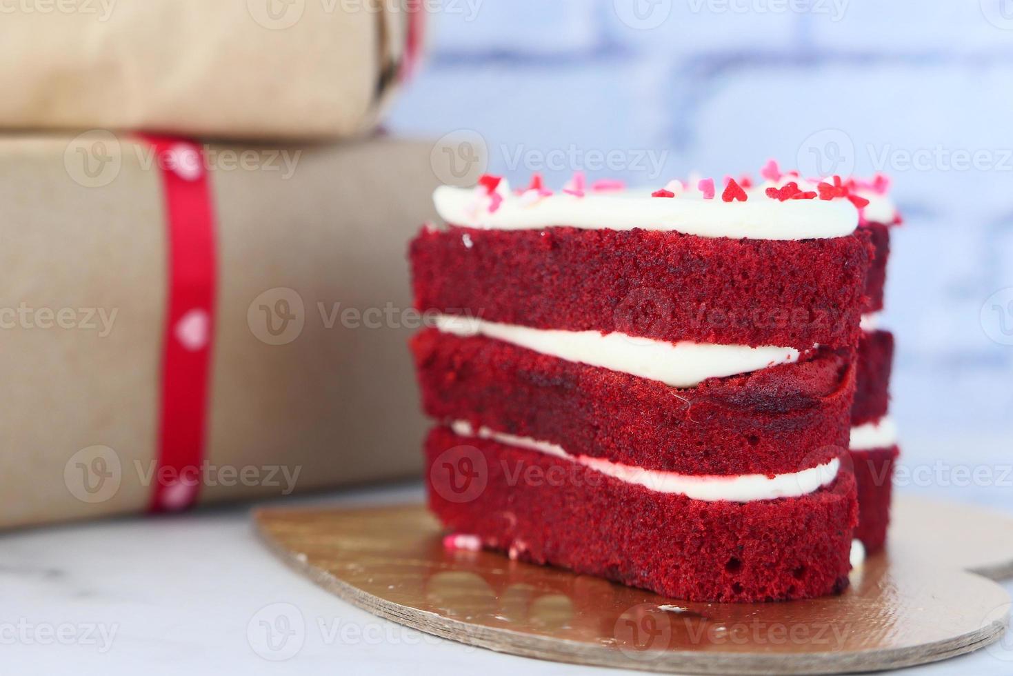 gâteau en forme de coeur, boîte-cadeau et fleur rose sur fond blanc photo