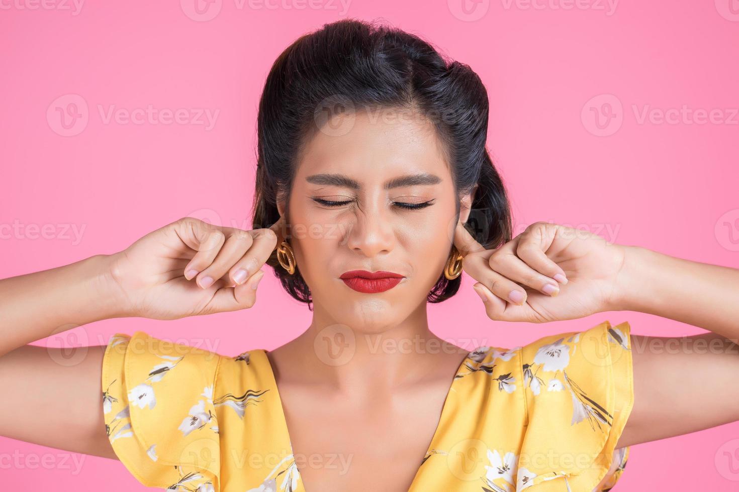 femme de mode couvre ses oreilles photo