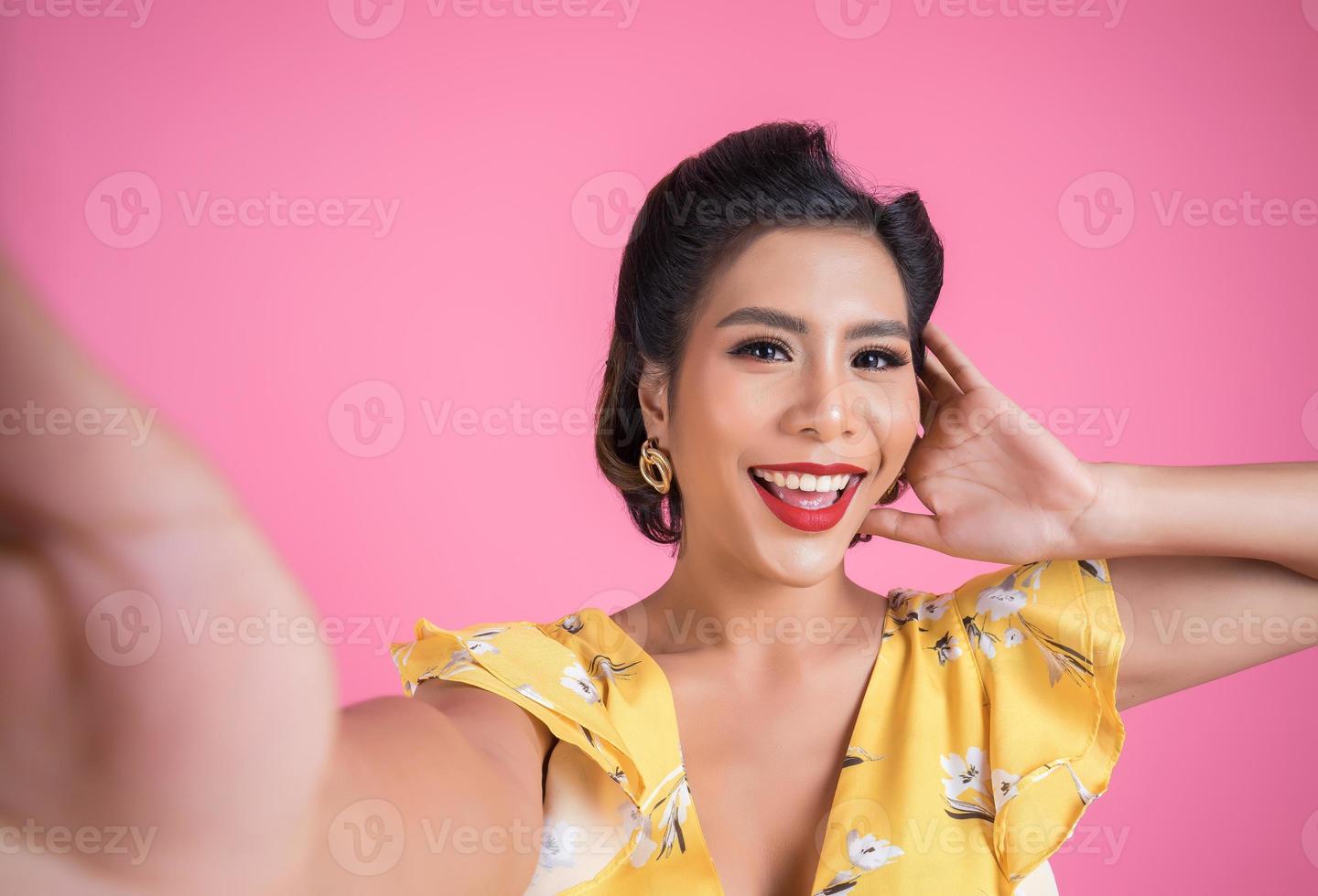 les femmes de la mode prend un selfie photo avec son téléphone