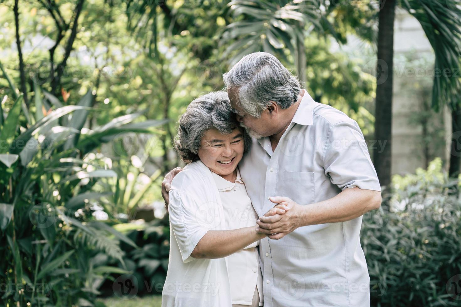 couple de personnes âgées dansant ensemble photo