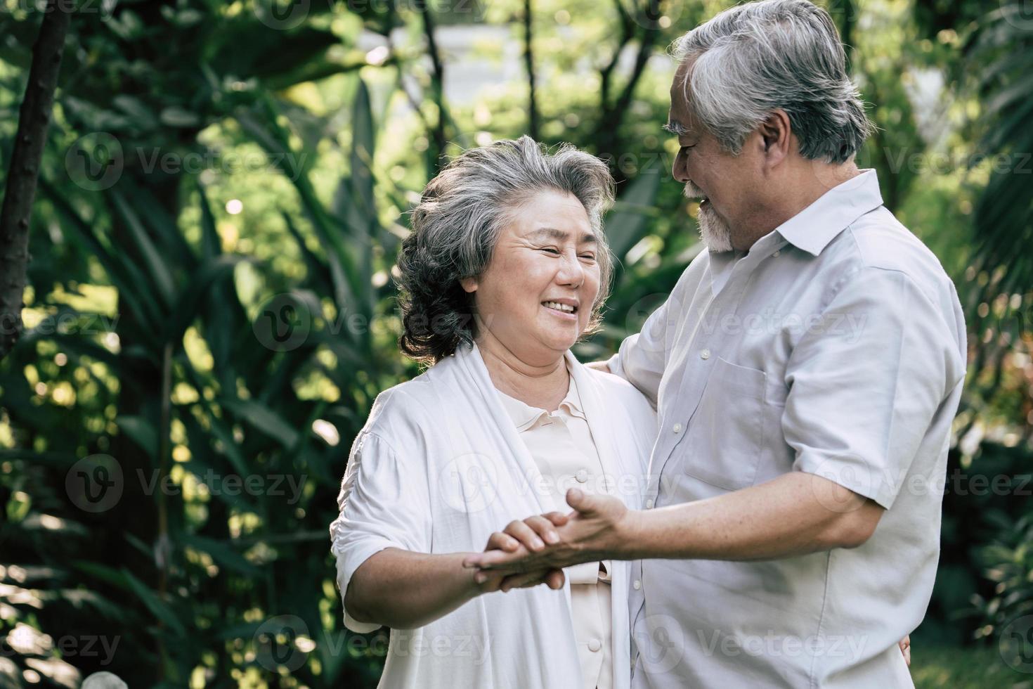 couple de personnes âgées dansant ensemble photo