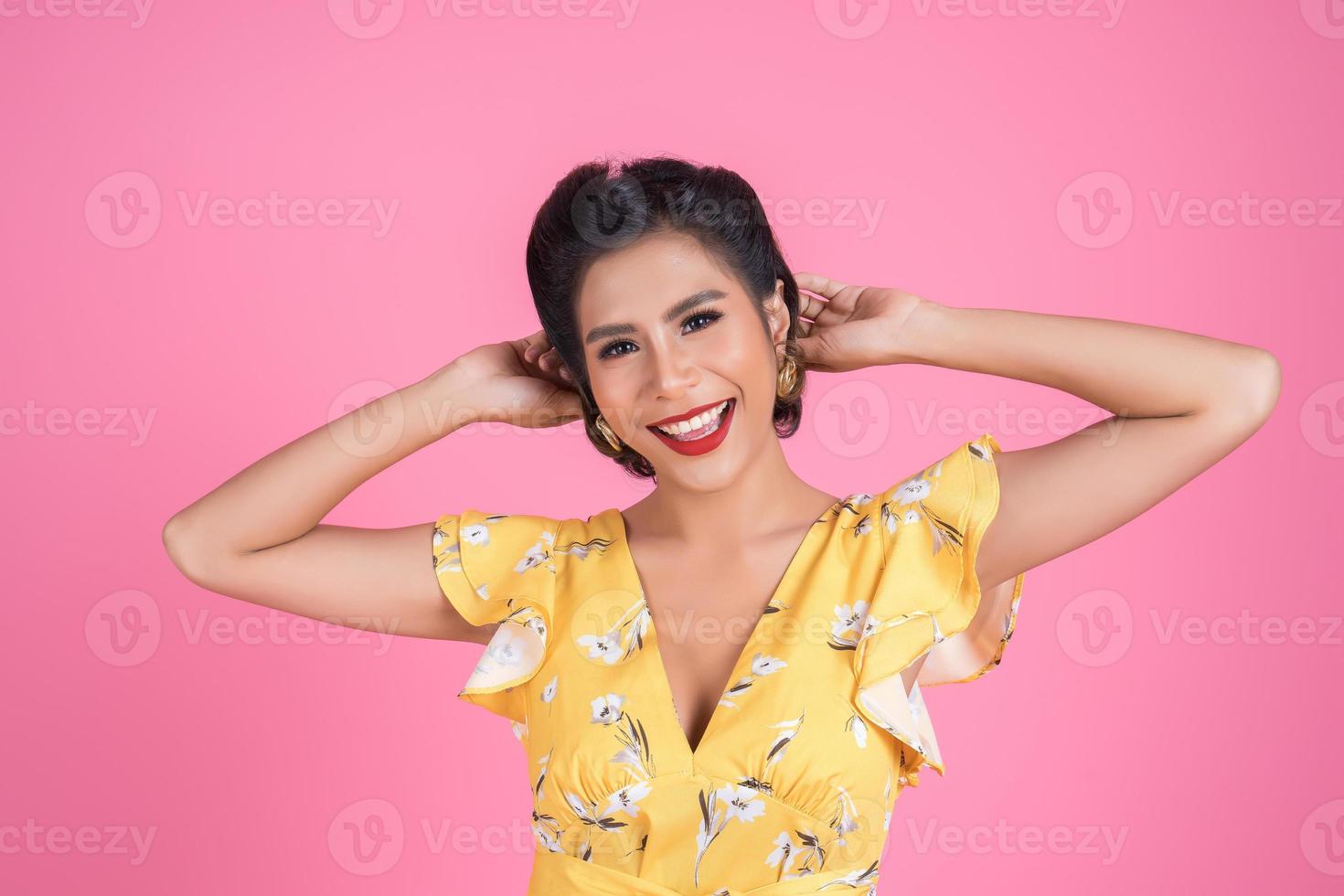 portrait d'une femme à la mode en studio photo