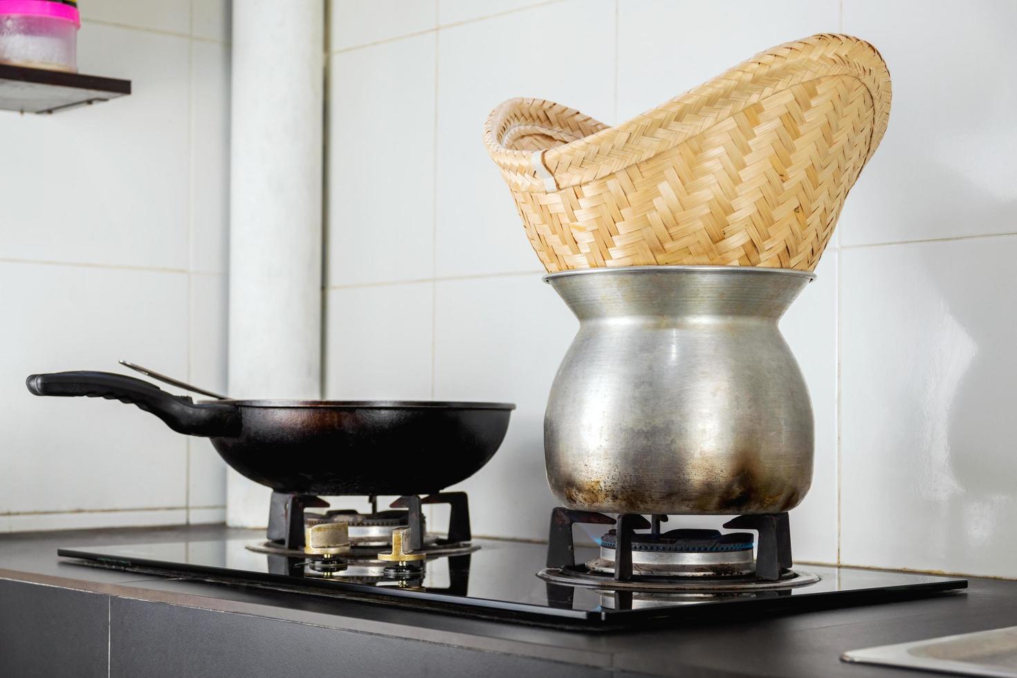 cuisinière à gaz avec casserole et pot de riz gluant à la vapeur et panier photo