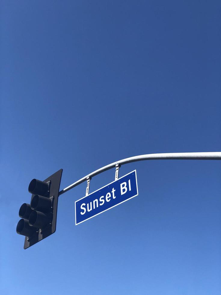 Sunset Boulevard street sign à l'extérieur sur un fond de ciel bleu photo