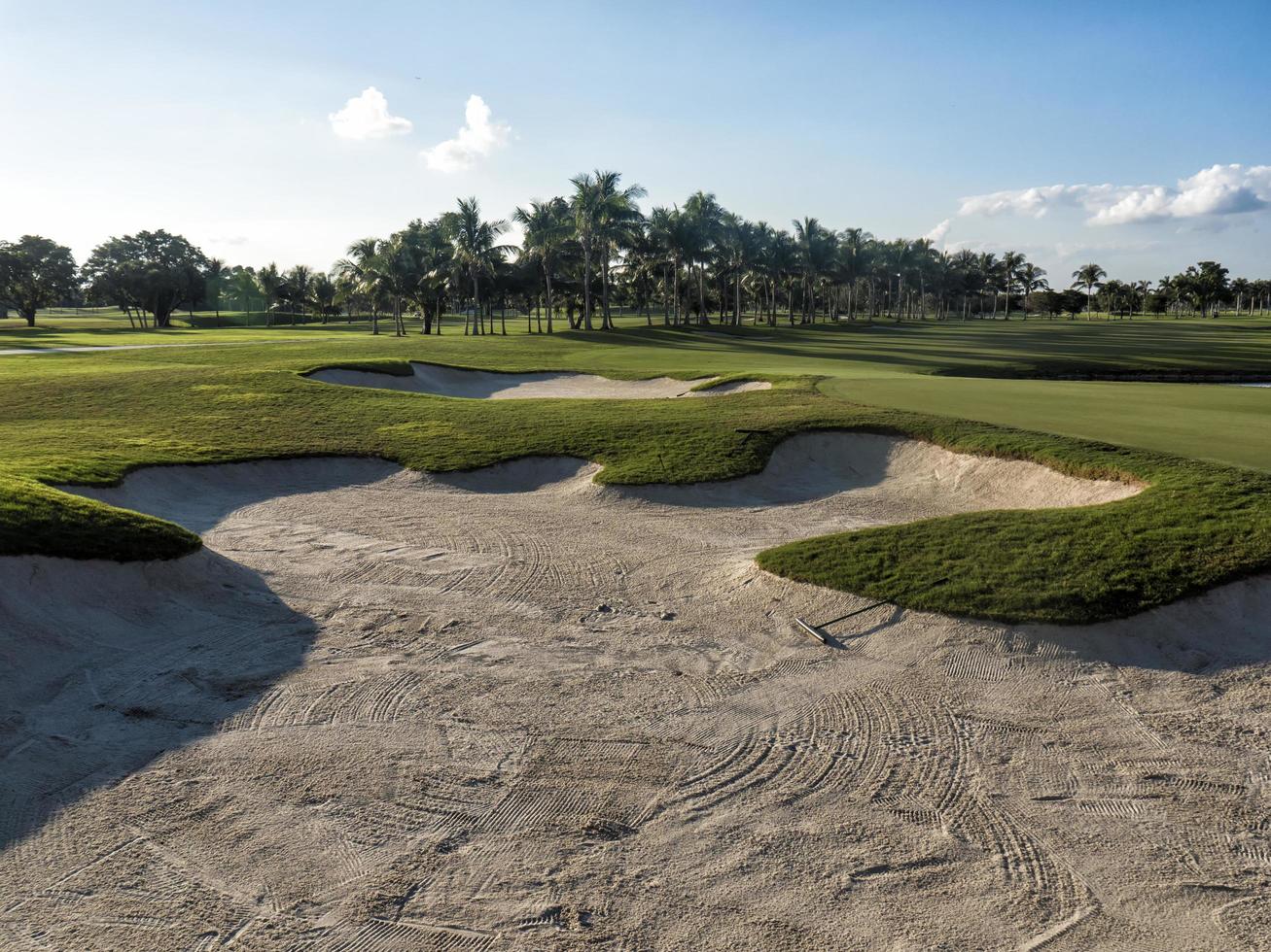 bunker de sable sur un terrain de golf photo