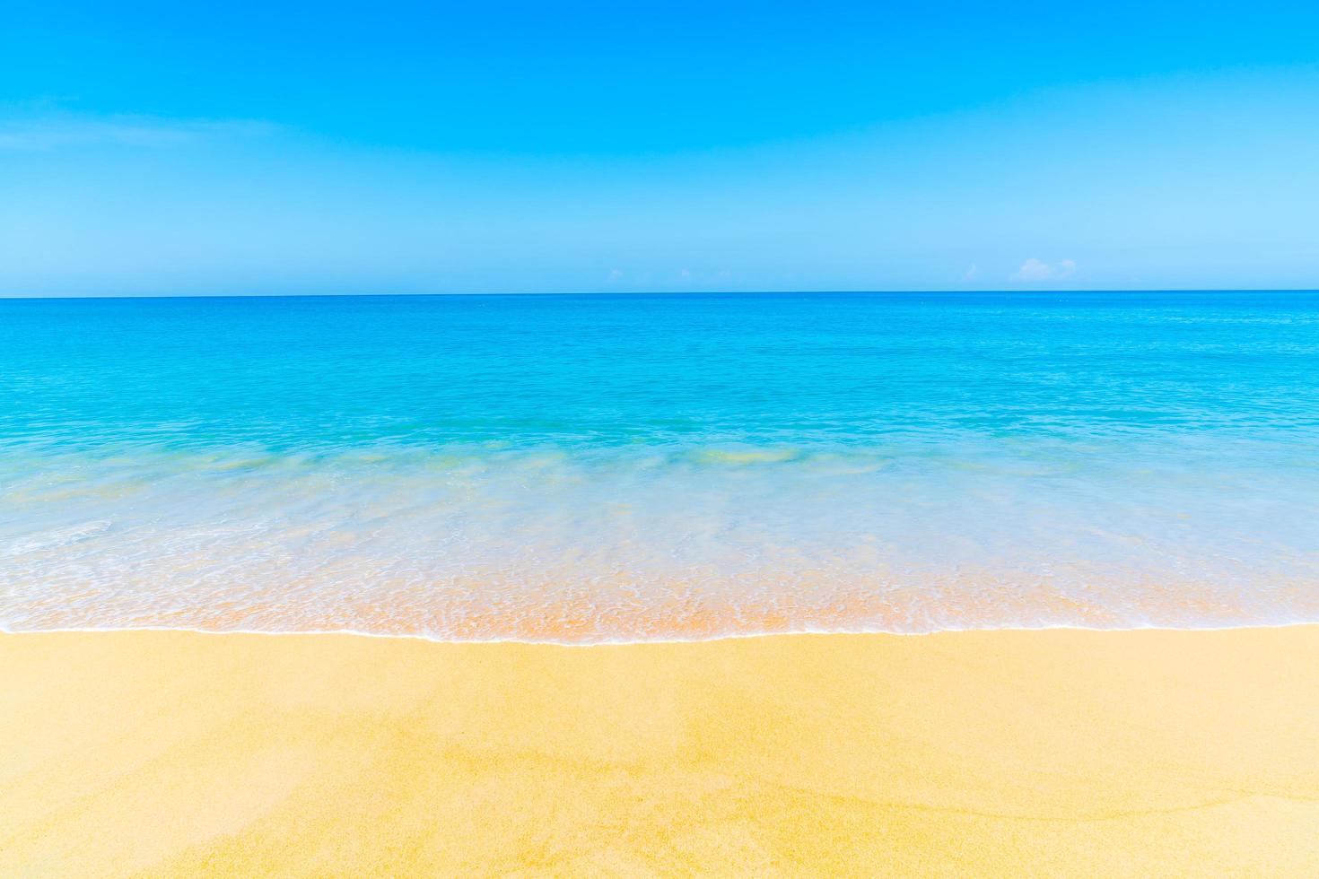 belle plage et ciel bleu photo