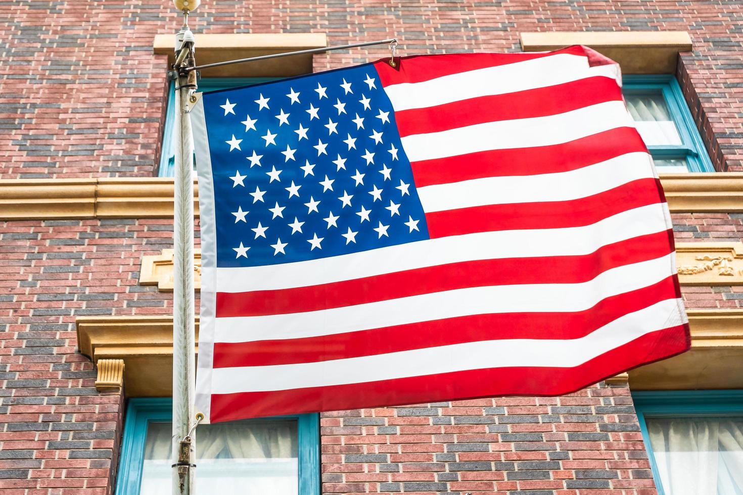 drapeau américain sur un bâtiment en brique photo
