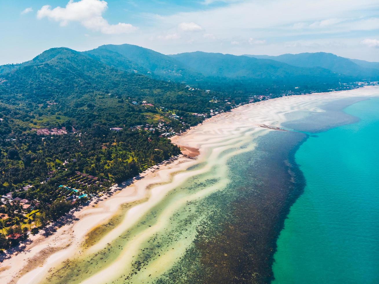 vue aérienne d'une belle plage tropicale photo