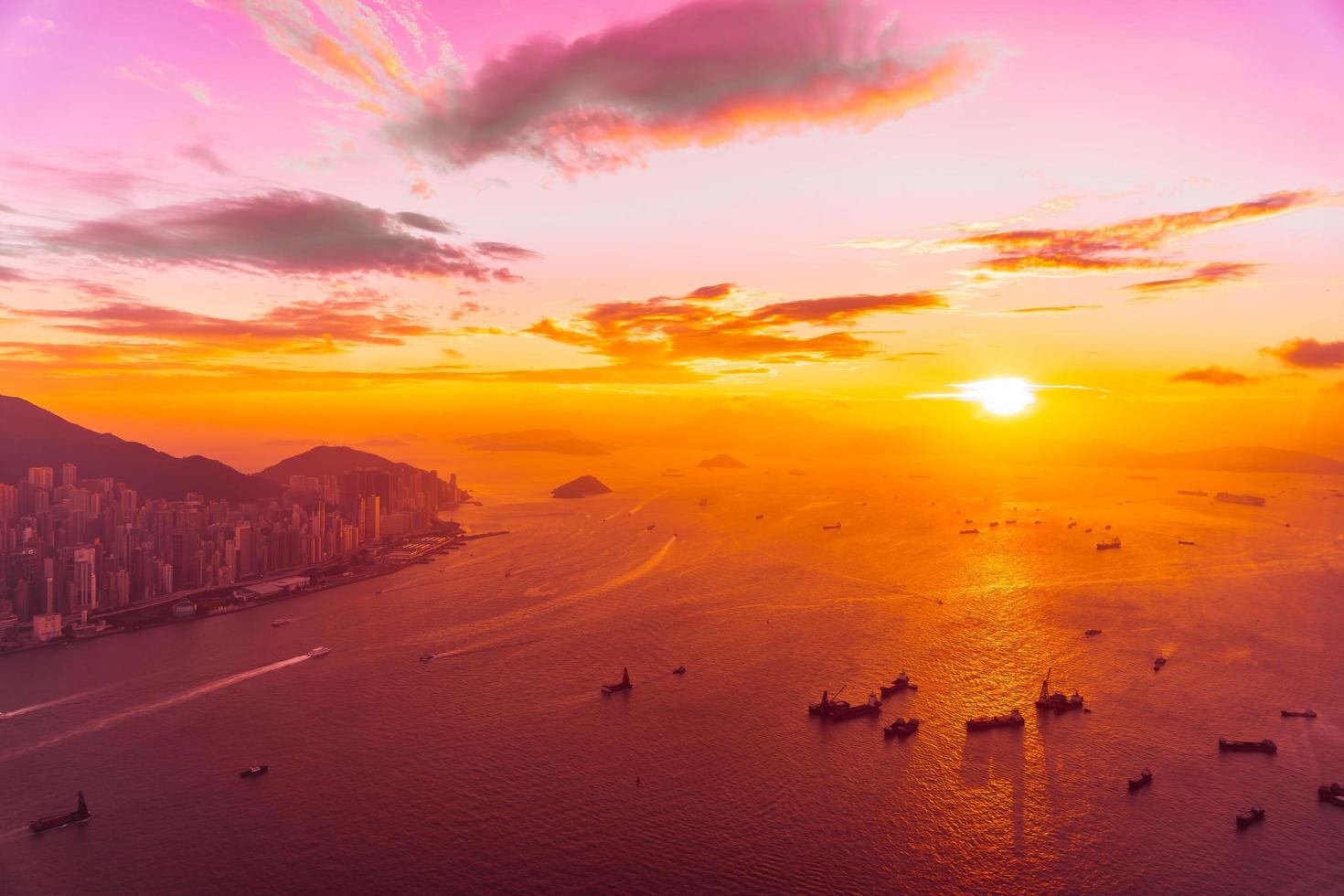 Coucher de soleil sur la mer à la ville de hong kong, Chine photo