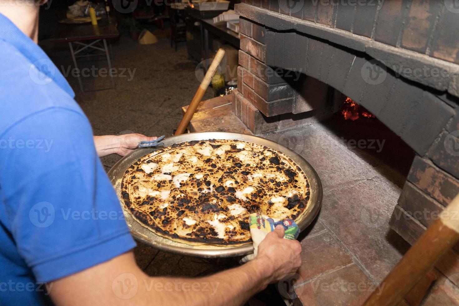 recco focaccia fromage italien plat pain bois four cuit traditionnel assiette photo