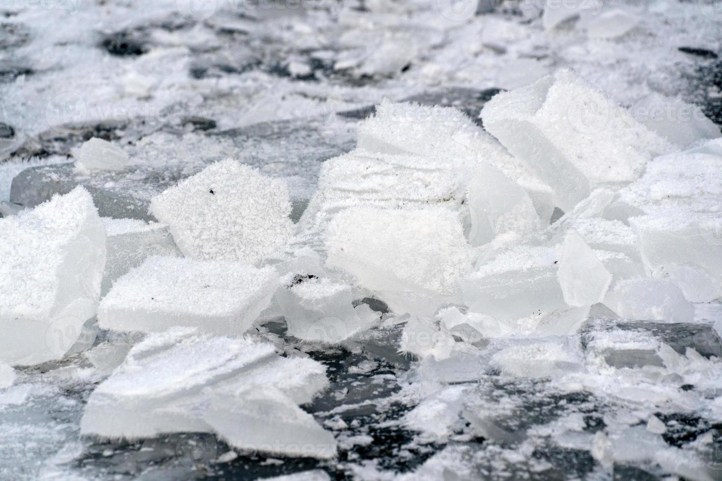 glaçons glace gelée sur le lac d'herbe photo