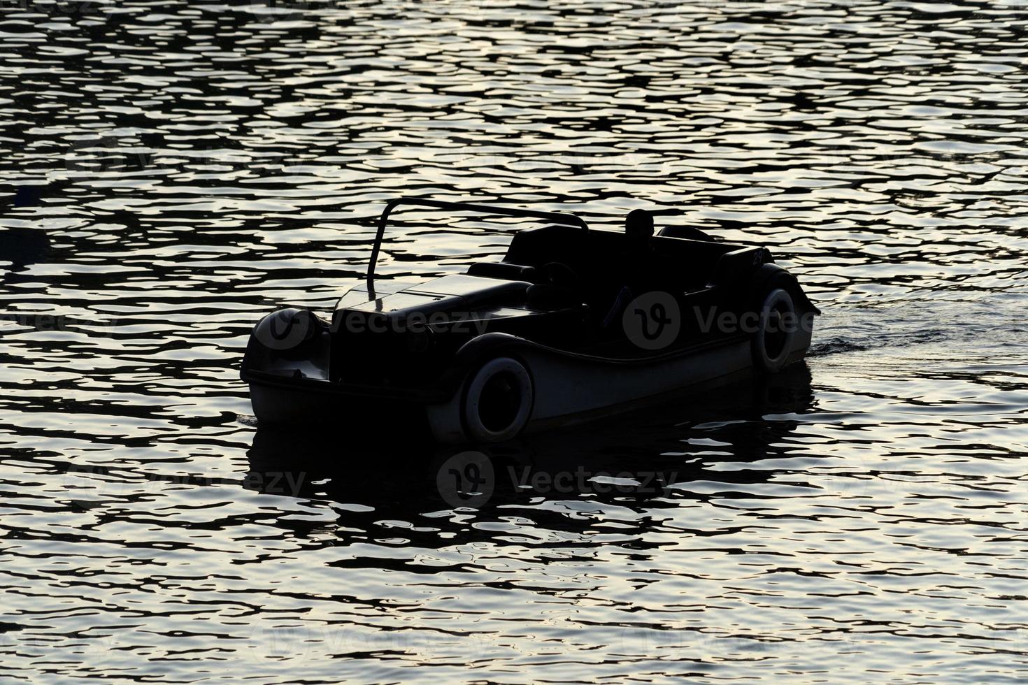 vieux voiture style bateau dans rivière Prague Moldavie photo