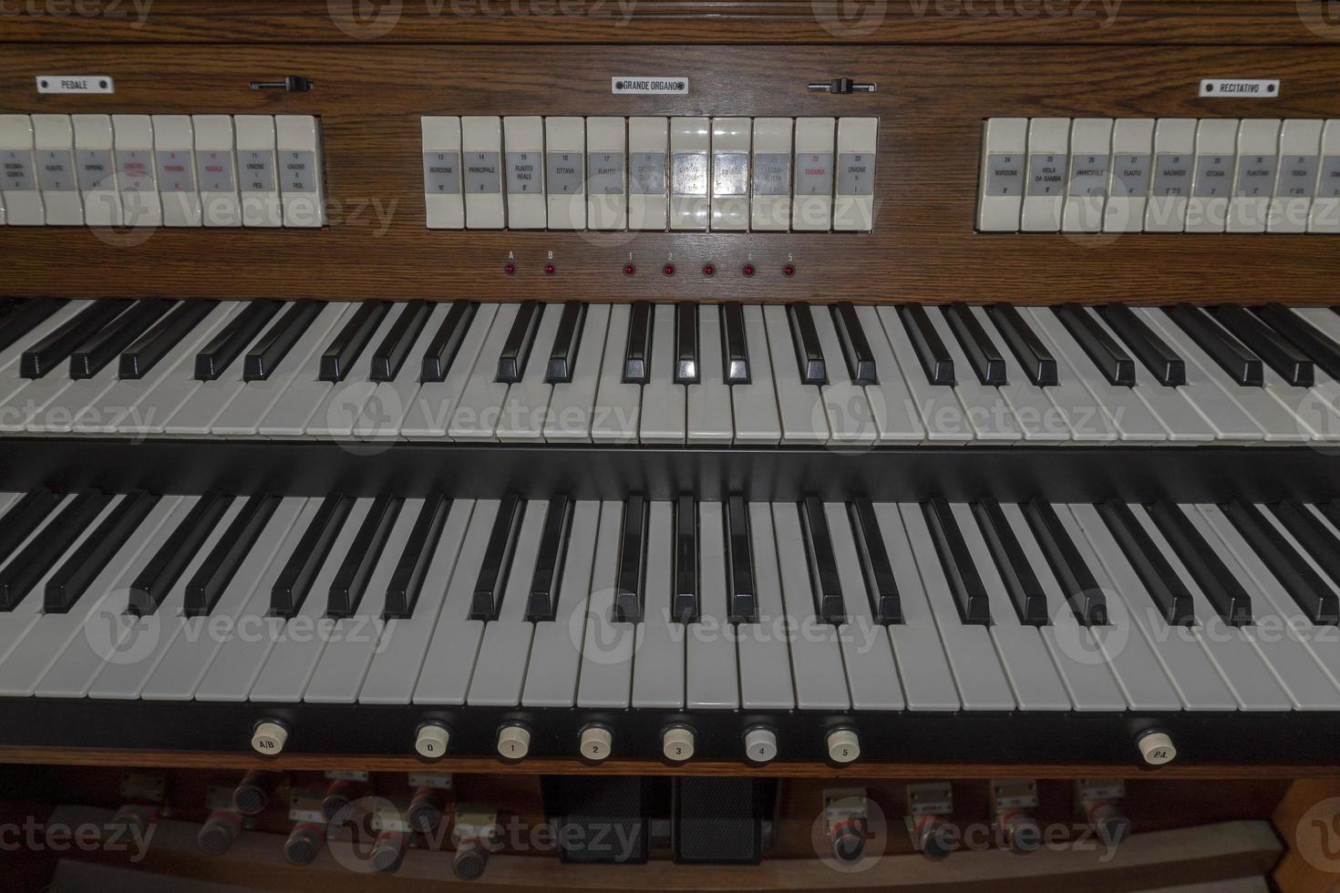 Détail du clavier double de l'orgue de l'église photo