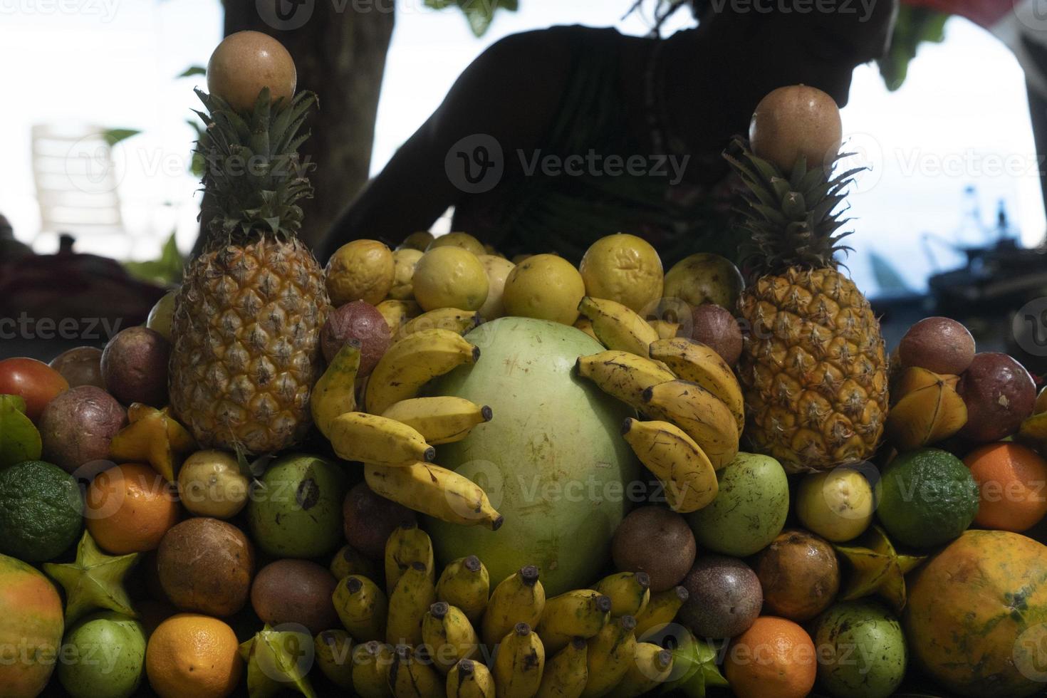 de nombreux types de fruits tropicaux sur le marché photo