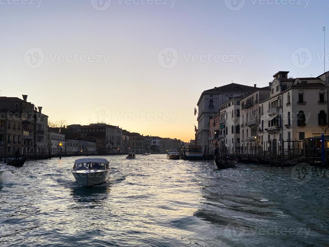 bateau dans grandiose canal dans Venise ville dans soir photo