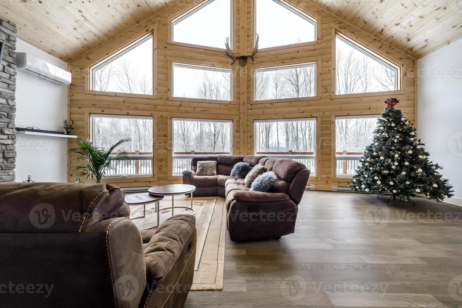 hiver chalets dans éloigné zone Québec, Canada, Journal maison avec sauna, spa, chambres à coucher, piscine, vivant chambre, messanine, cuisine et salles de bain photo