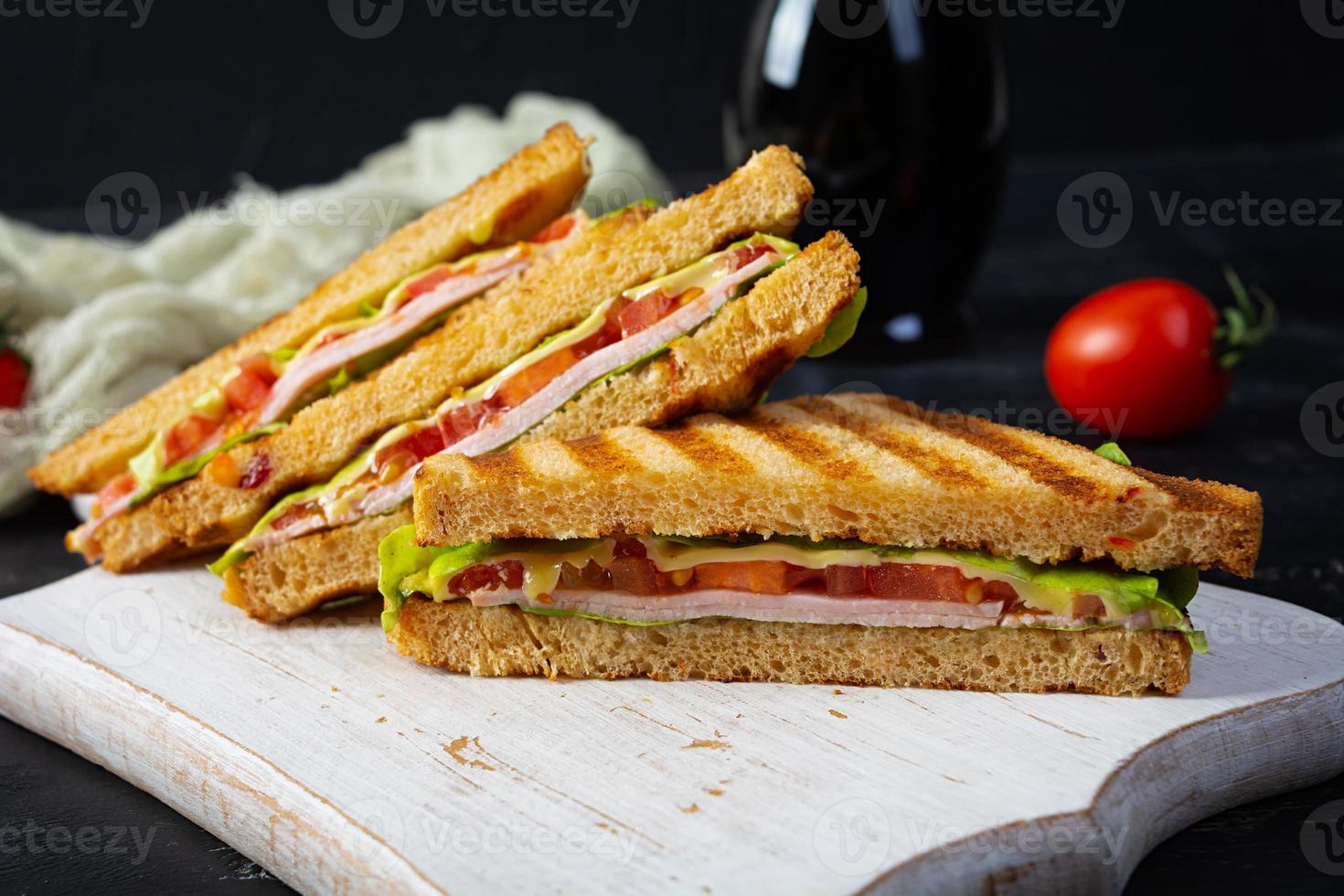 club sandwich avec jambon, tomate, vert et fromage. grillé panini photo