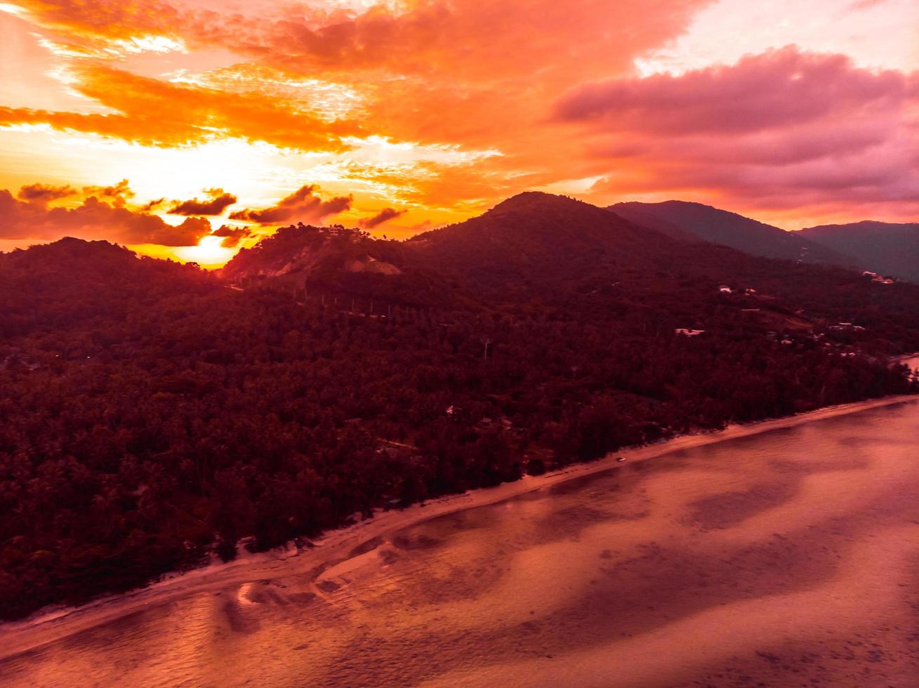 vue aérienne d'une belle île tropicale photo