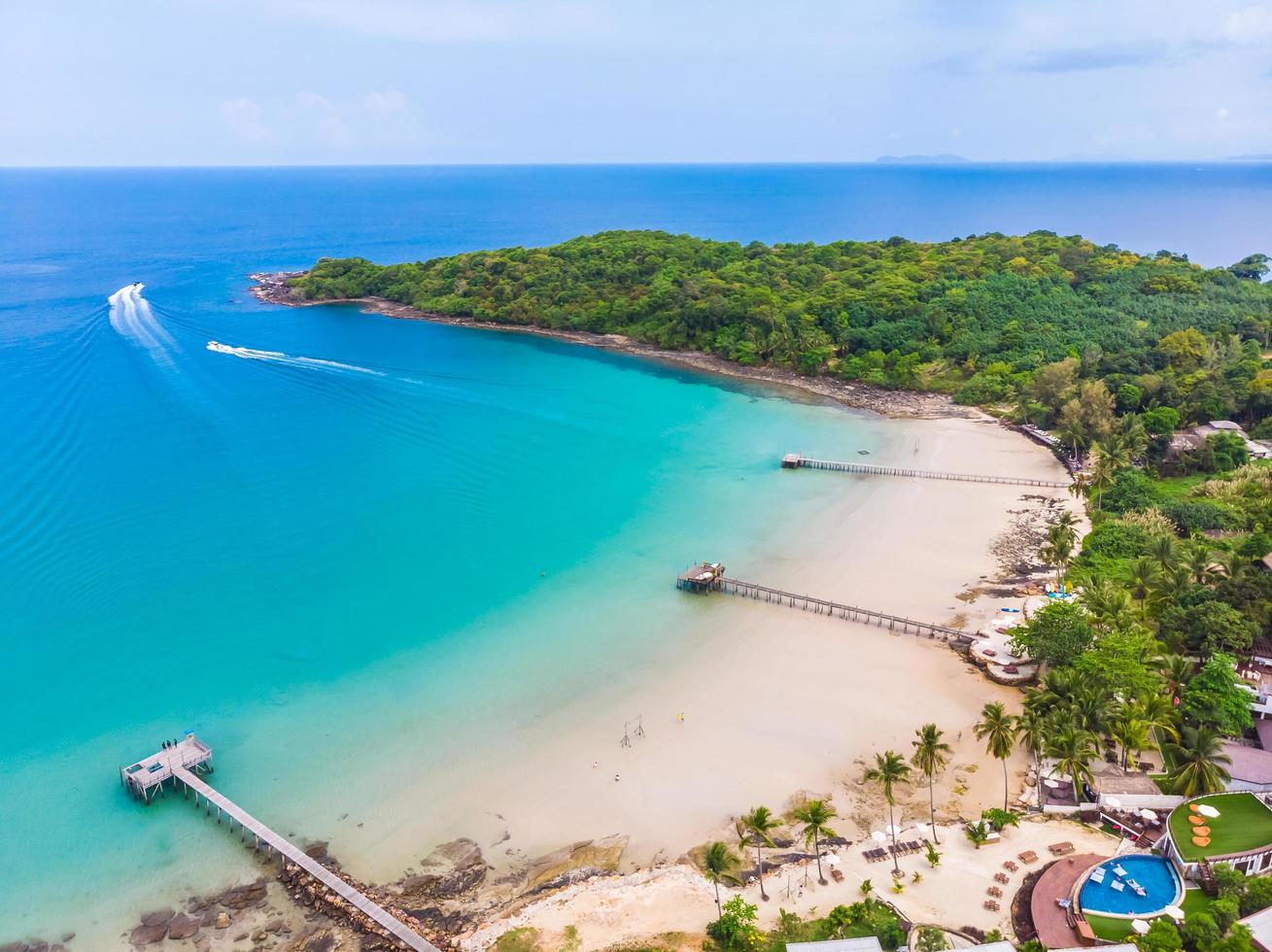 plage tropicale sur une île paradisiaque photo