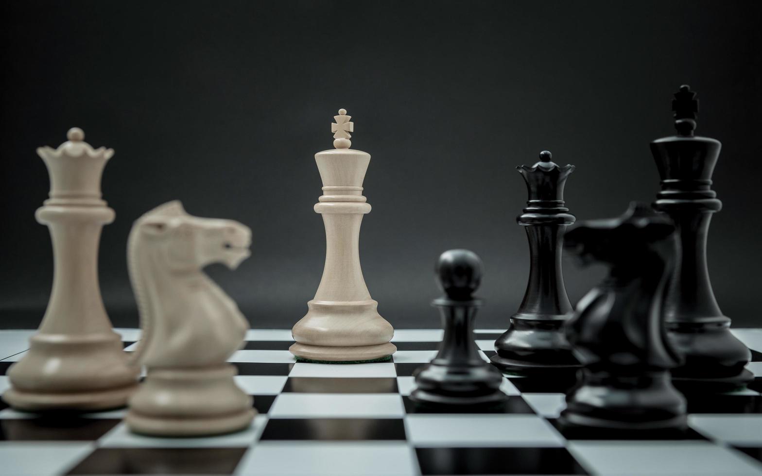 échecs sur fond sombre photo