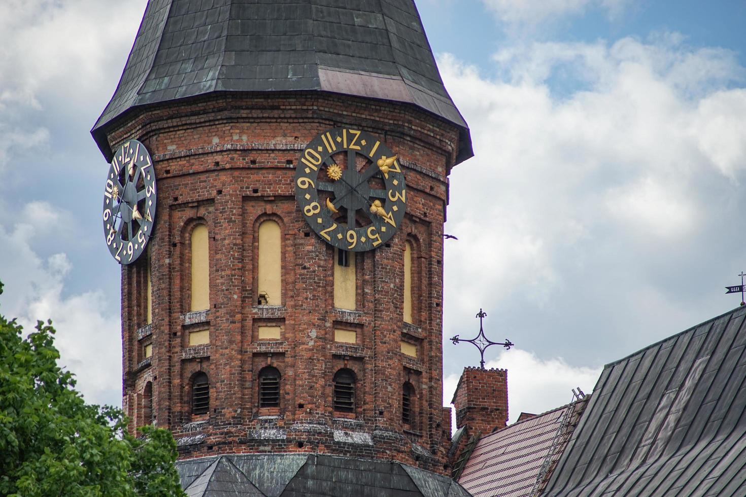 Cathédrale avec ciel bleu nuageux sur l'île de kant à kaliningrad, russie photo