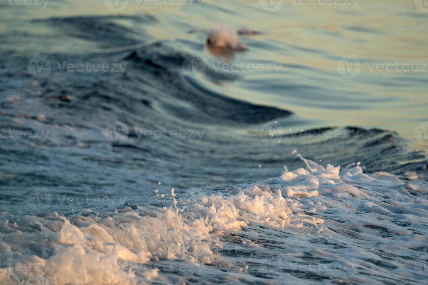 fond de velours de vague de mer océan au coucher du soleil photo