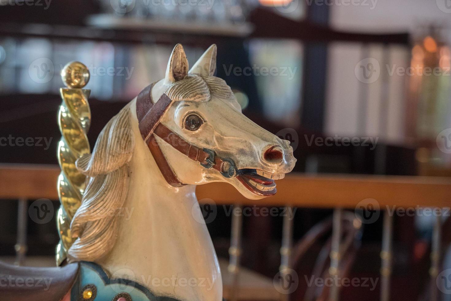 vieux carrousel cheval proche en haut photo