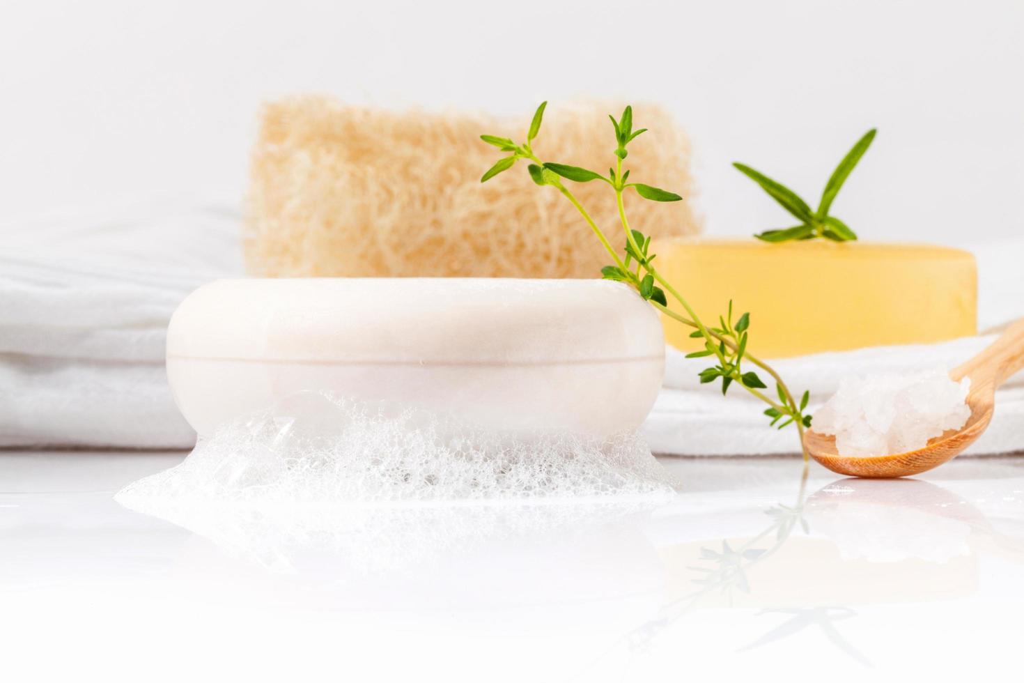 savon de spa aux herbes photo