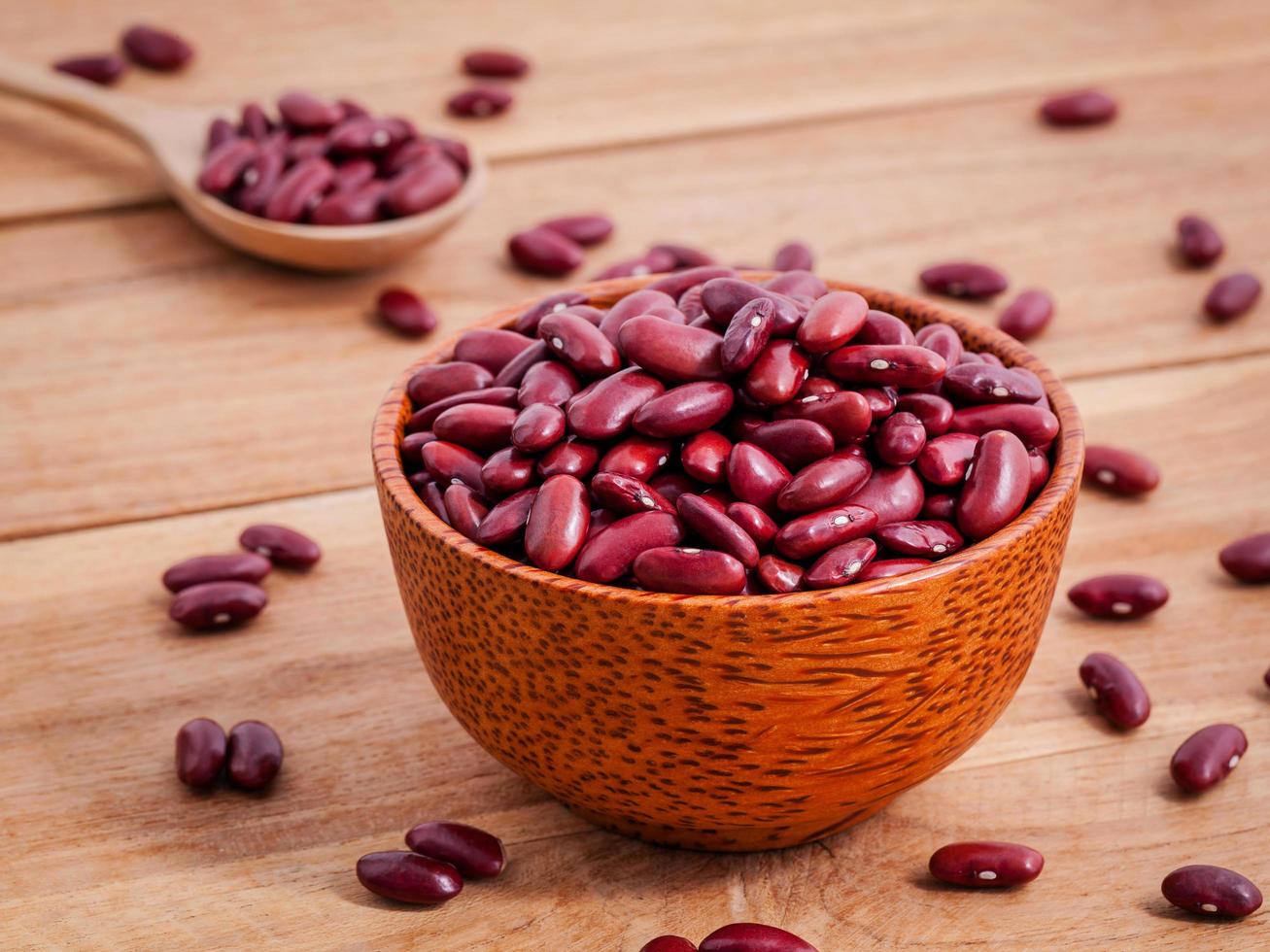 haricots rouges dans un bol en bois photo