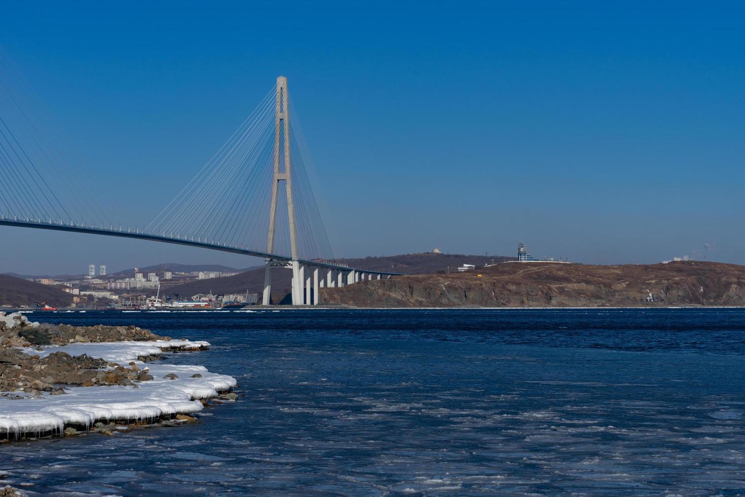 Pont de Zolotoy avec ciel bleu nuageux à Vladivostok, Russie photo