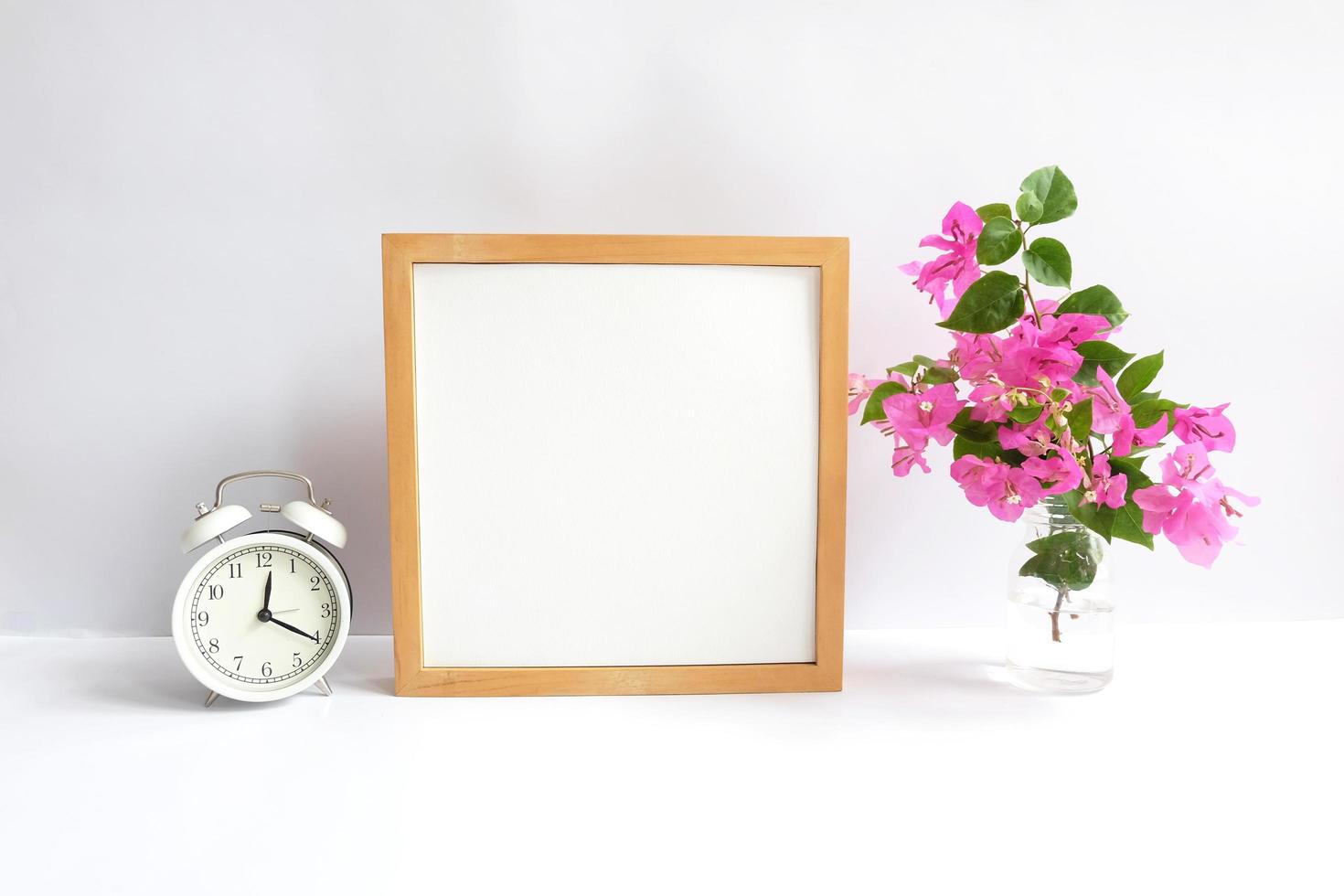 cadre vierge sur fond blanc décoré de fleurs photo