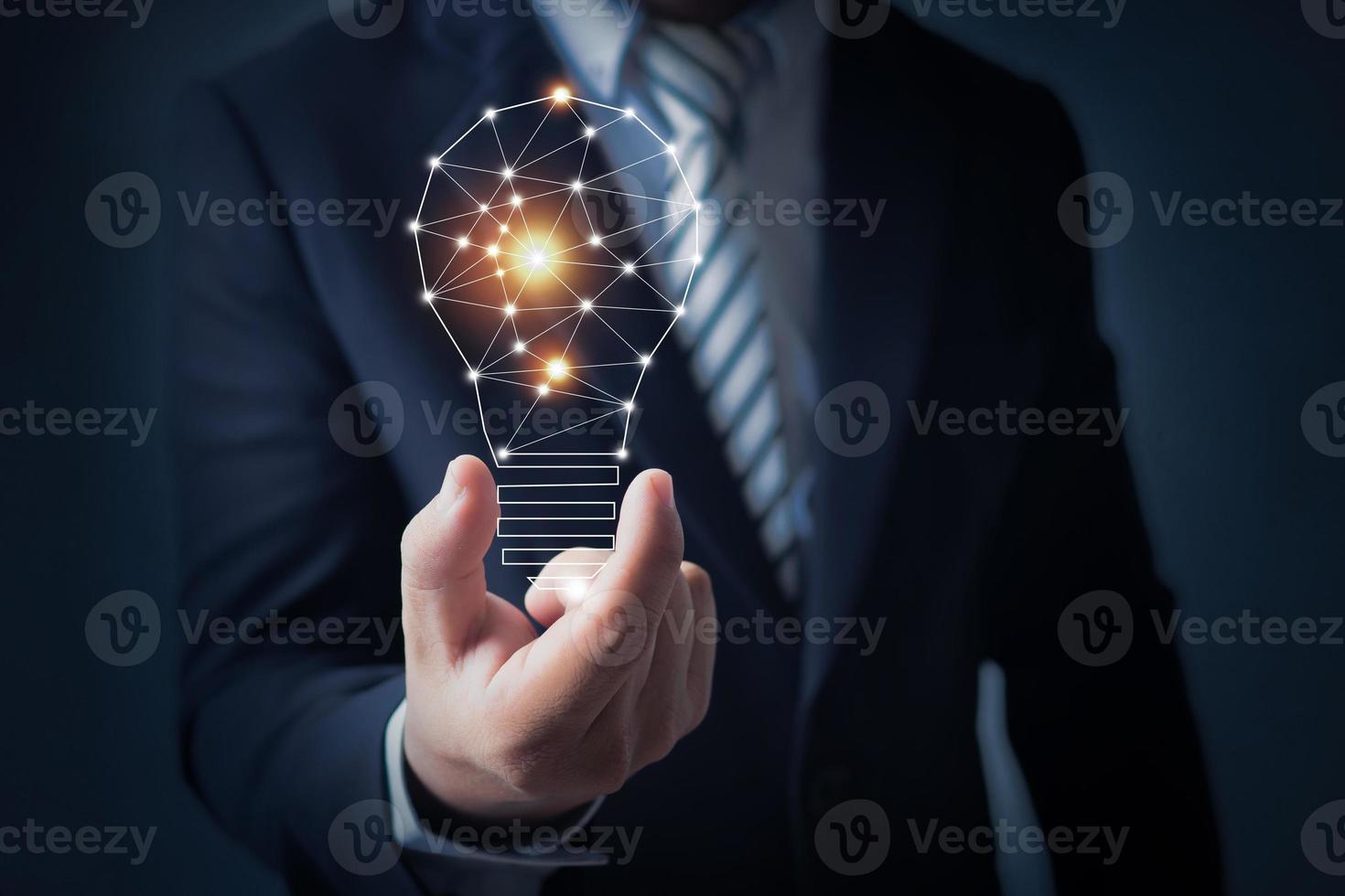 concept d'innovation, homme d'affaires tenant une ampoule photo