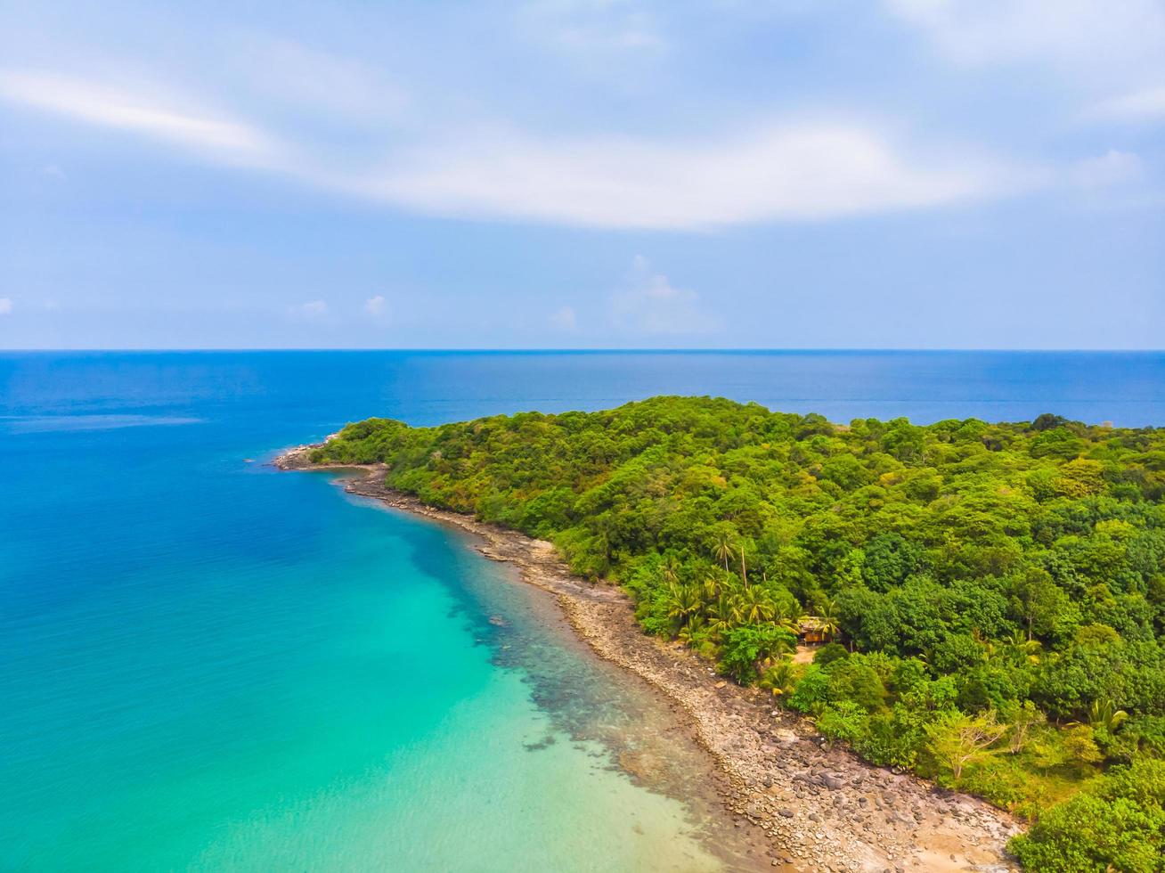 plage tropicale et mer avec cocotiers photo