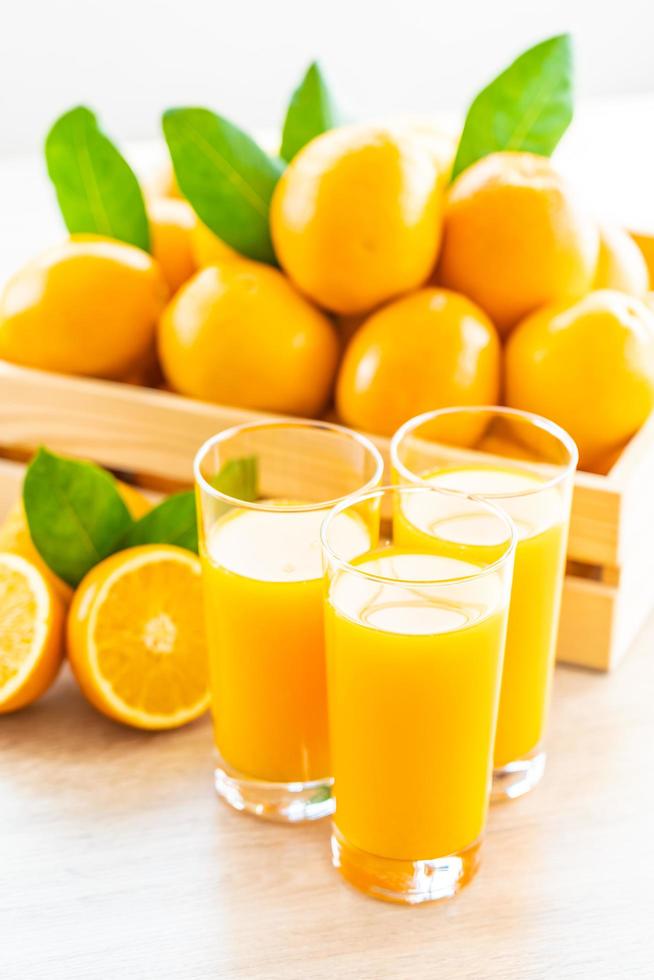 jus d'orange frais et oranges photo