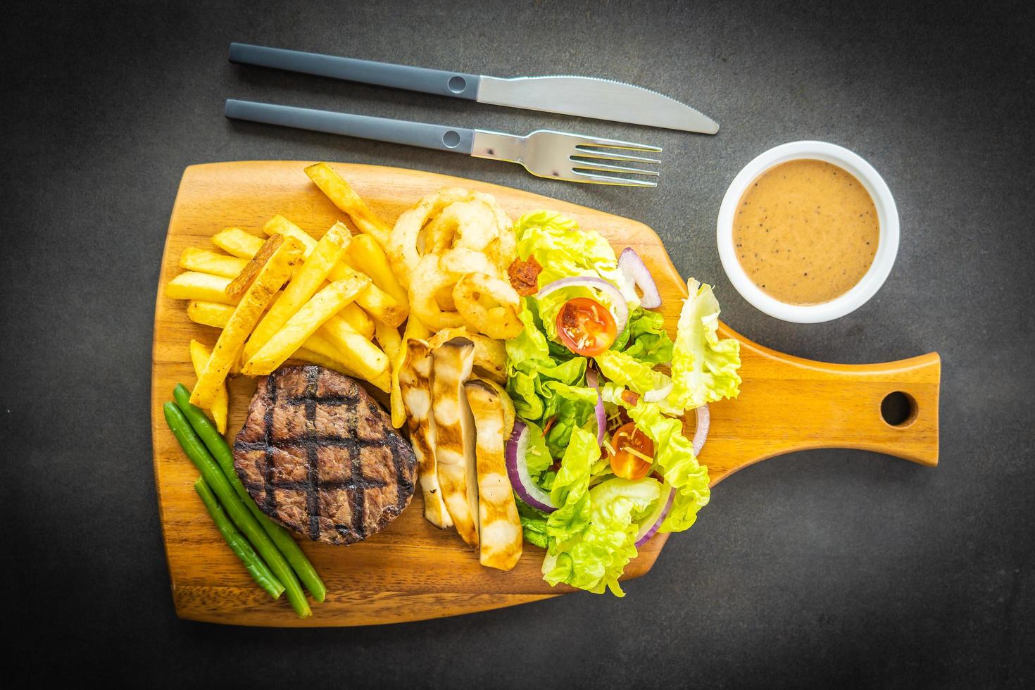 steak de boeuf grillé avec sauce frites et légumes frais photo