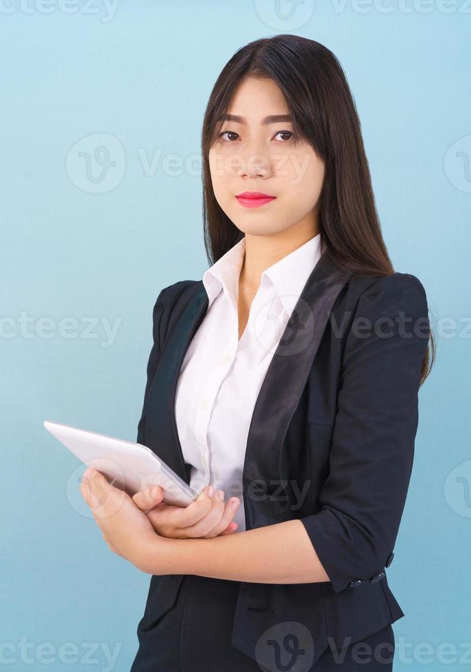 femmes debout en costume tenant une tablette numérique photo