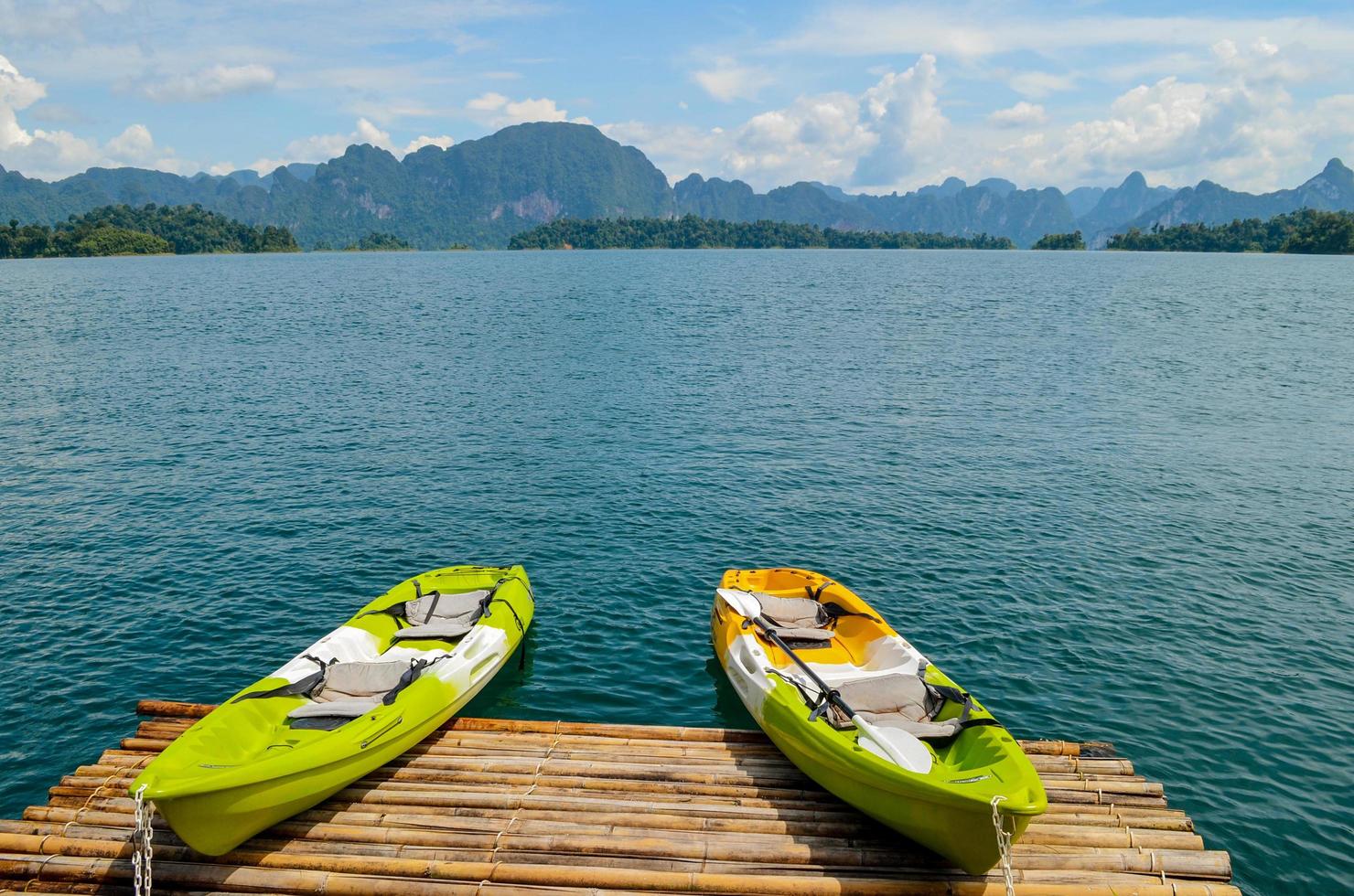 kayaks colorés sur un lac photo