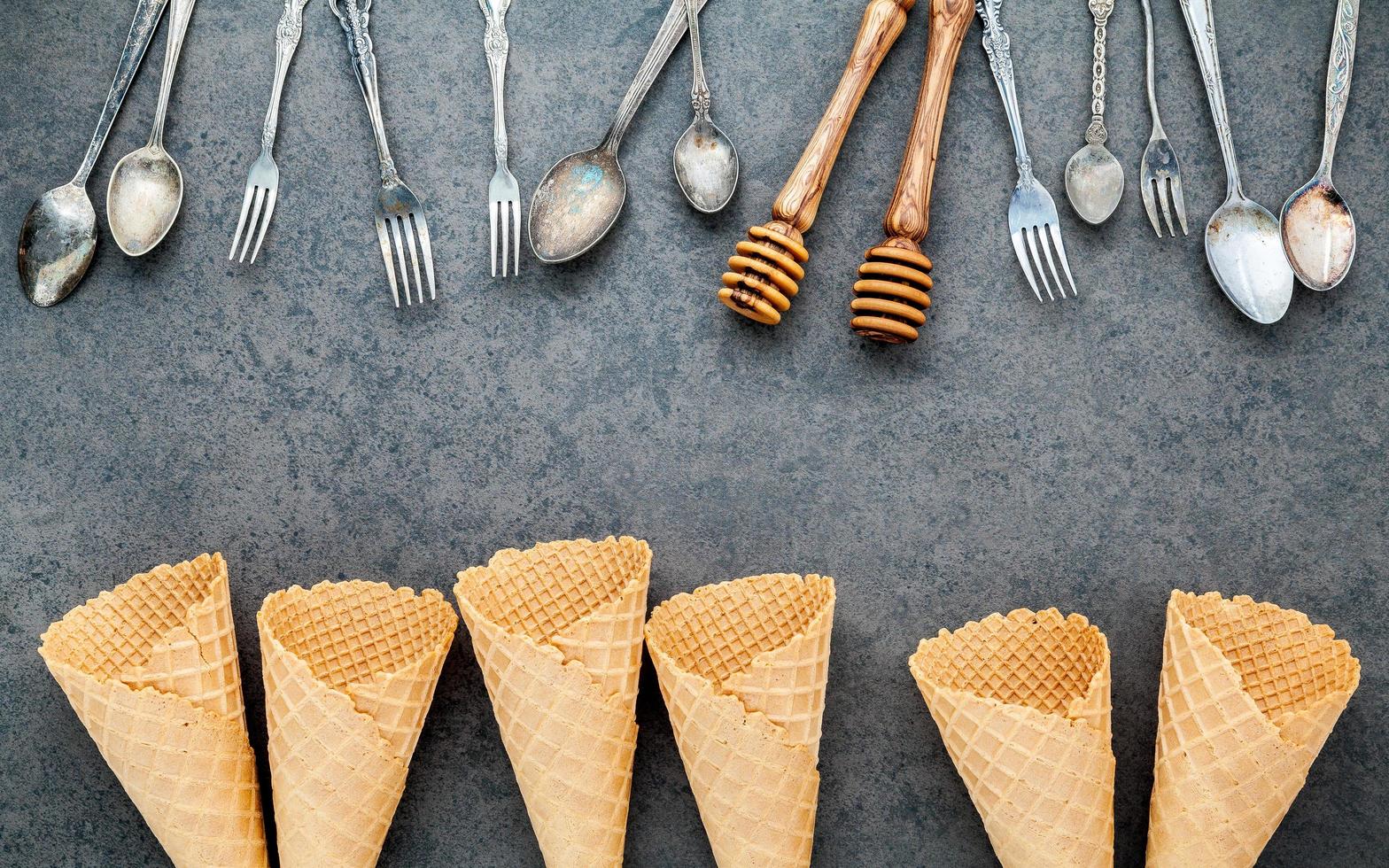 ustensiles et cornets de glace photo