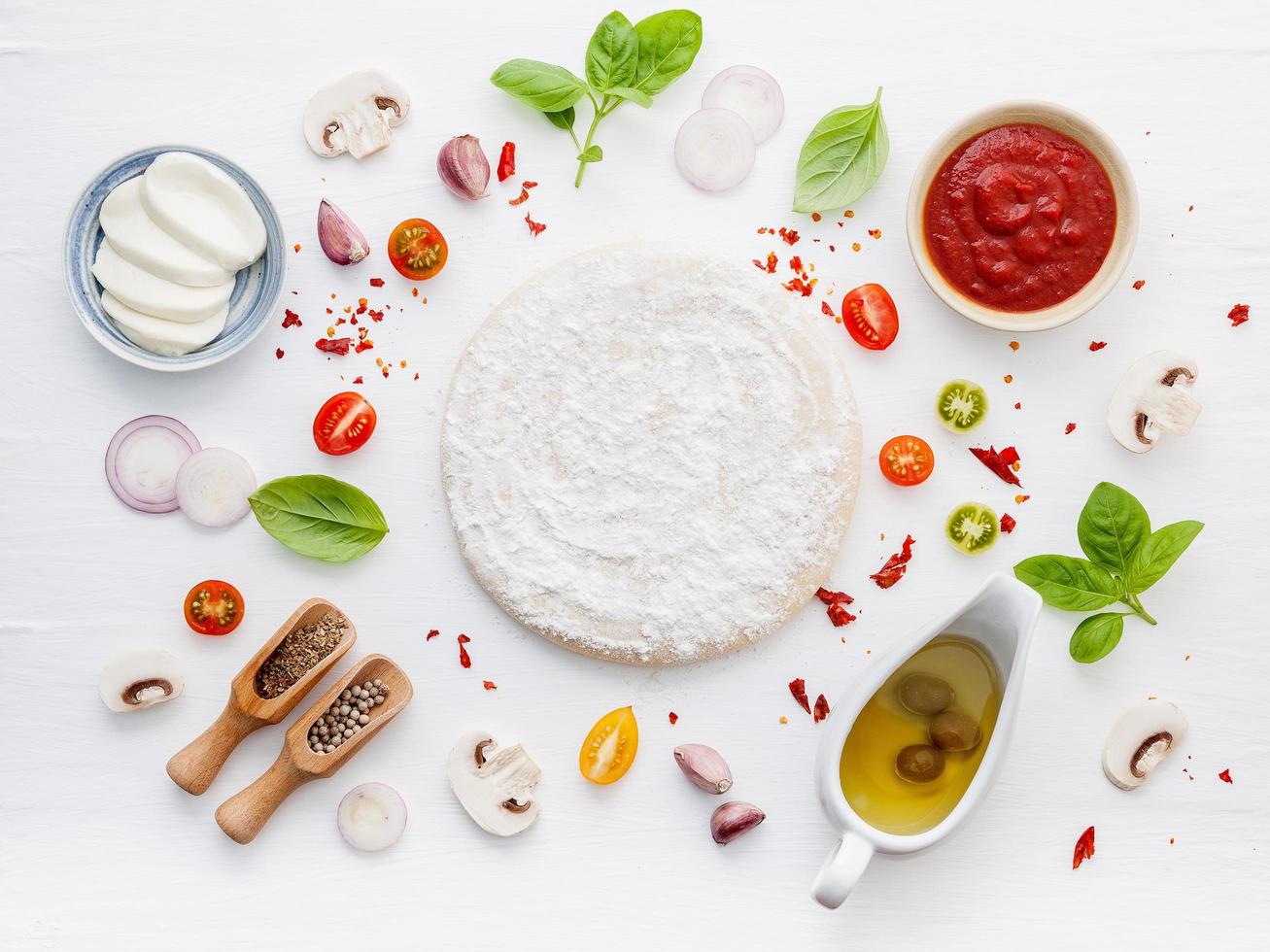 Ingrédients de la pâte à pizza fraîche sur blanc photo