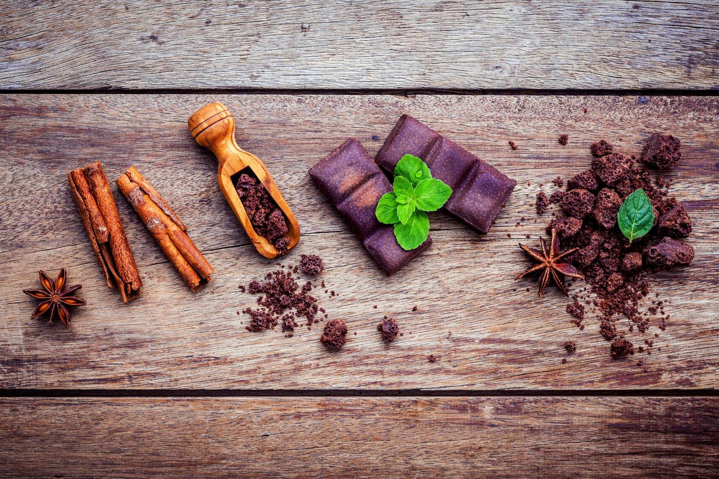 chocolat et épices sur bois photo