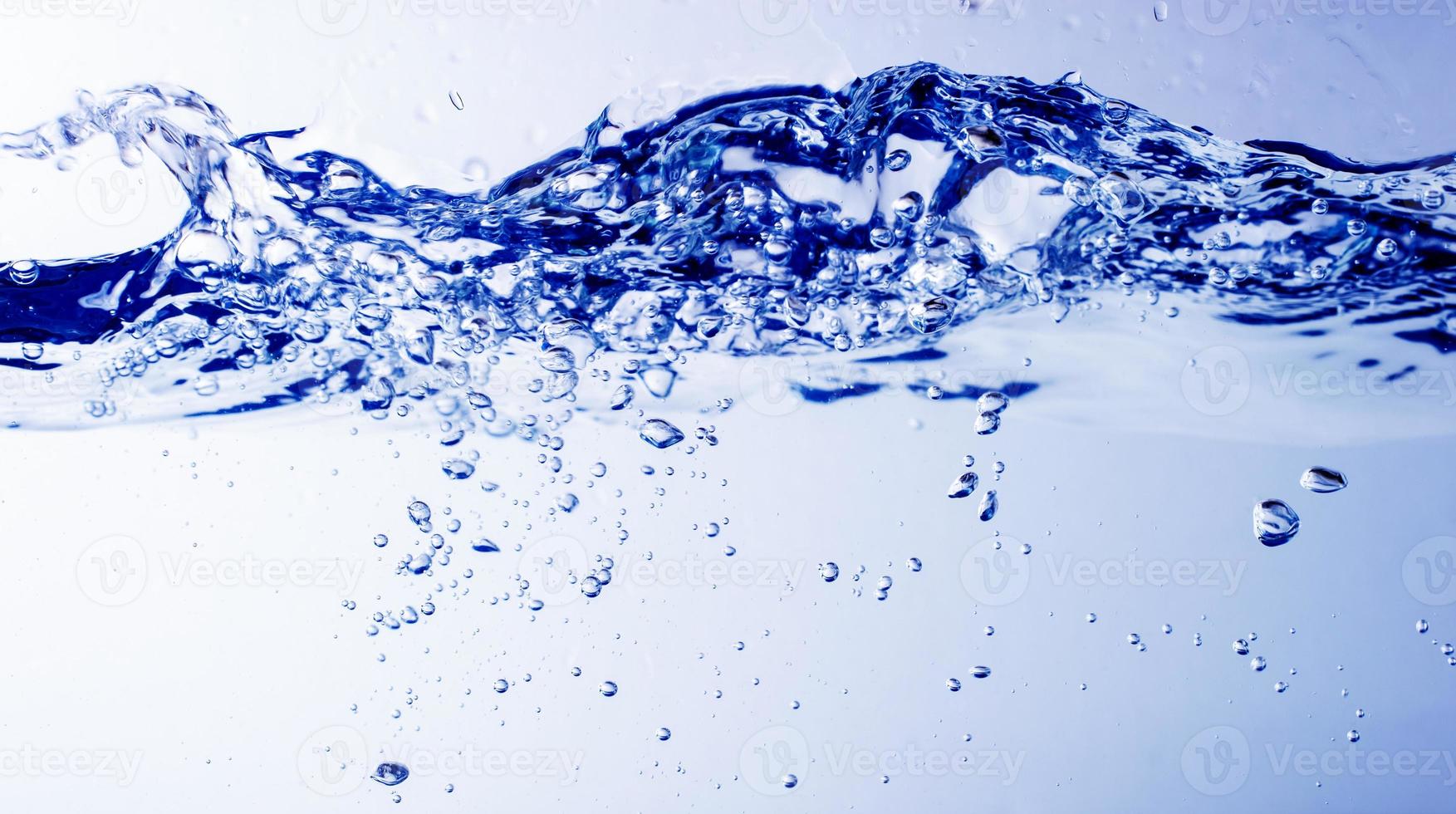 eau et bulles sur fond bleu photo