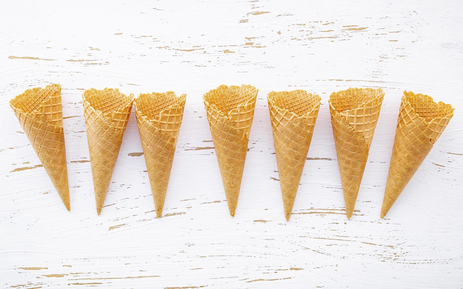 Cornets de crème glacée vides sur un fond blanc minable photo
