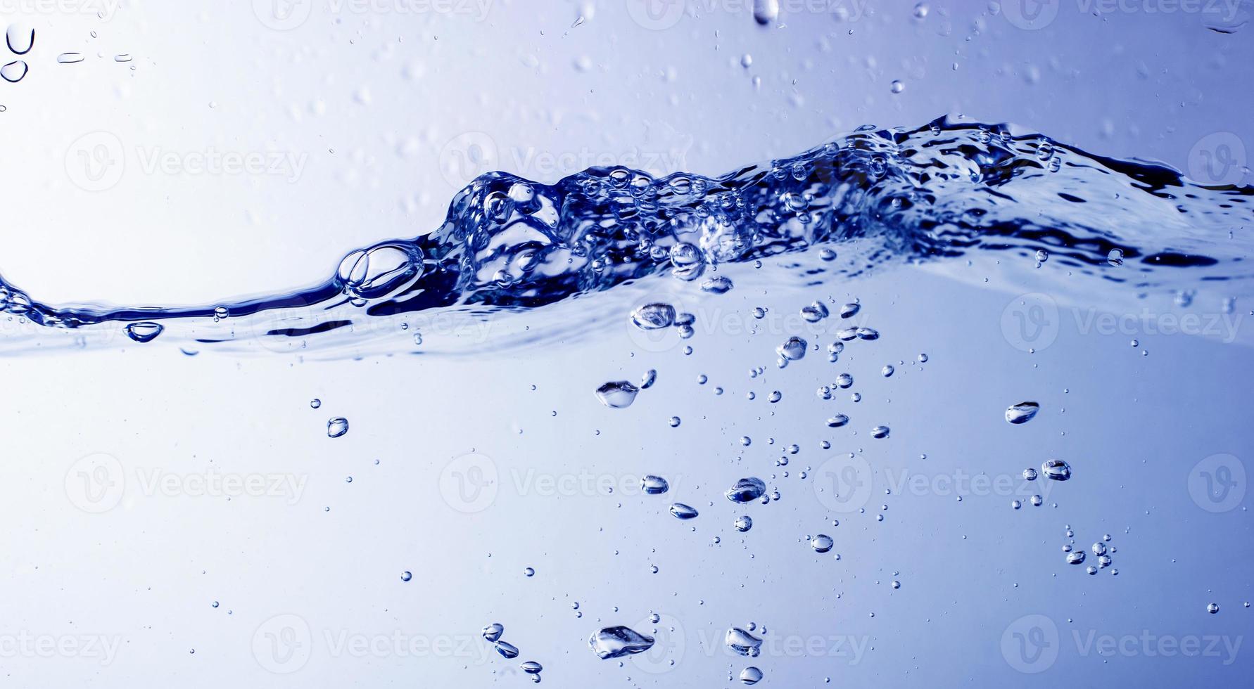 eau et bulles sur fond bleu photo