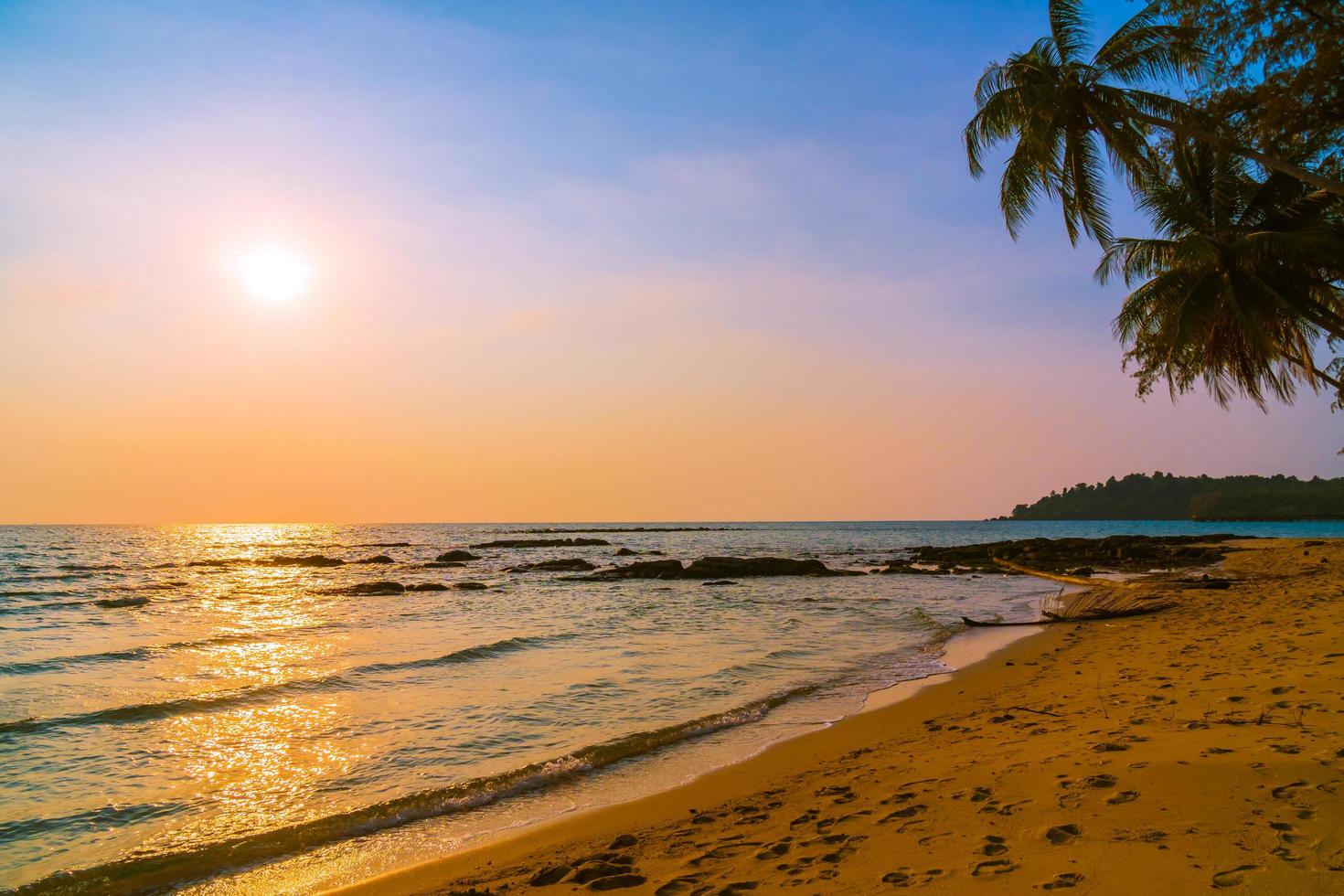 coucher de soleil sur la plage photo